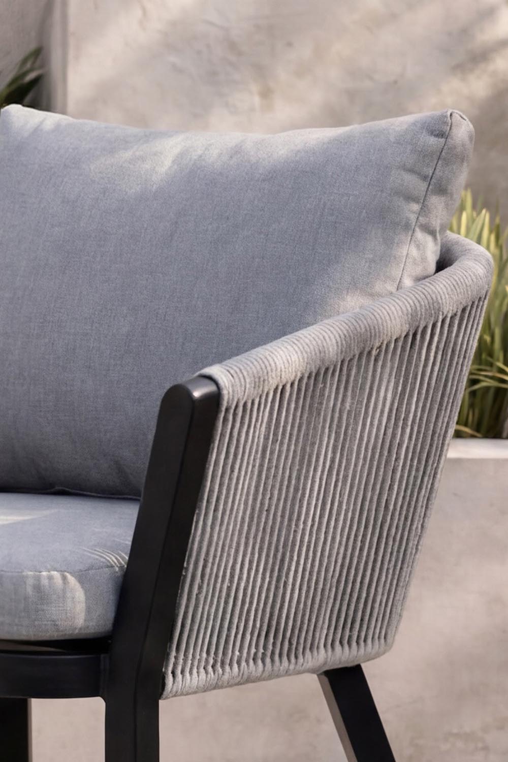 Virya Gartenstuhl in Schwarz präsentiert im Onlineshop von KAQTU Design AG. Gartenstuhl mit Armlehnen ist von Venture Home