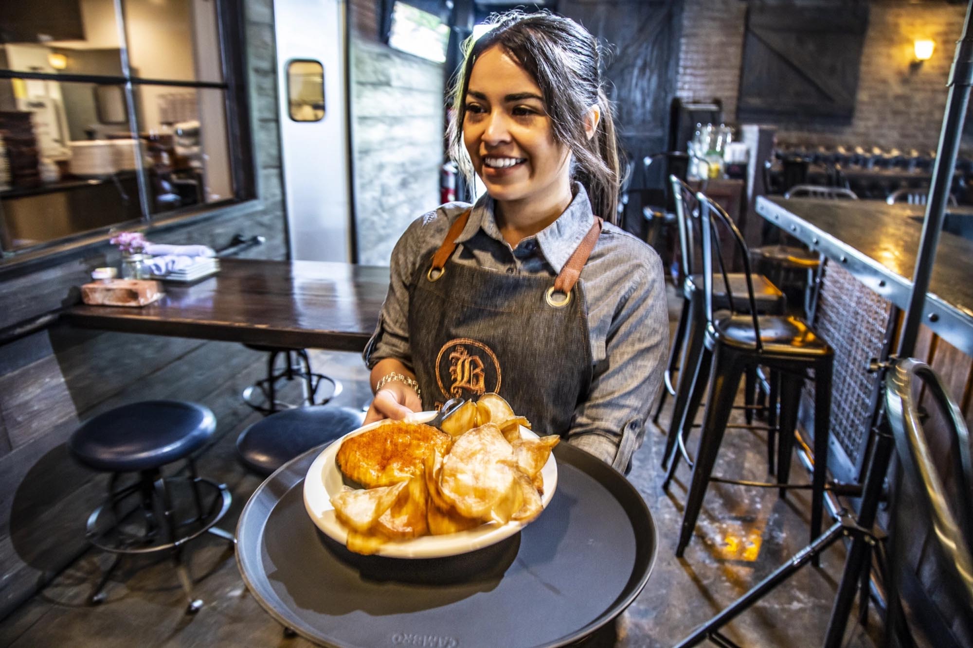 Camtread Tablett Rund 40.5 cm in elegantem Schwarz: Rutschfest, robust und ideal für Gastronomie. Perfekte Kombination aus Funktionalität und Design.