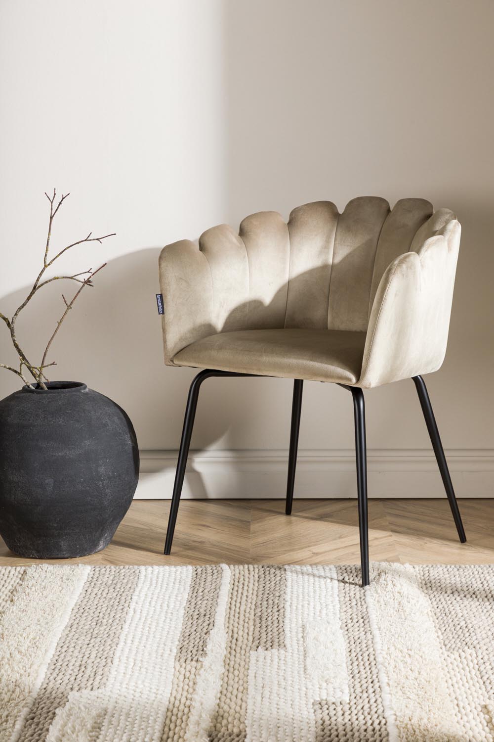 Limhamn Stuhl in Beige präsentiert im Onlineshop von KAQTU Design AG. Schalenstuhl mit Armlehne ist von Furniture Fashion