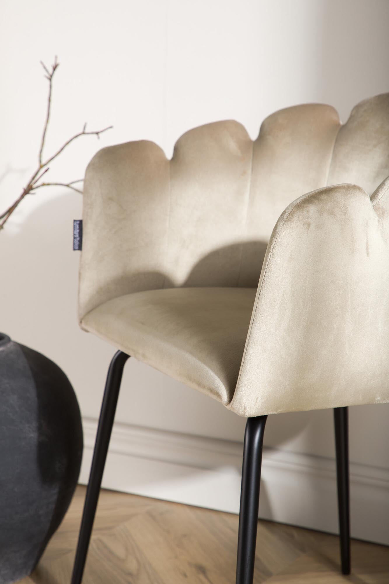 Limhamn Stuhl: Stilvolles Design mit luxuriösem Samt und robustem Metall, ideal für jedes Esszimmer.