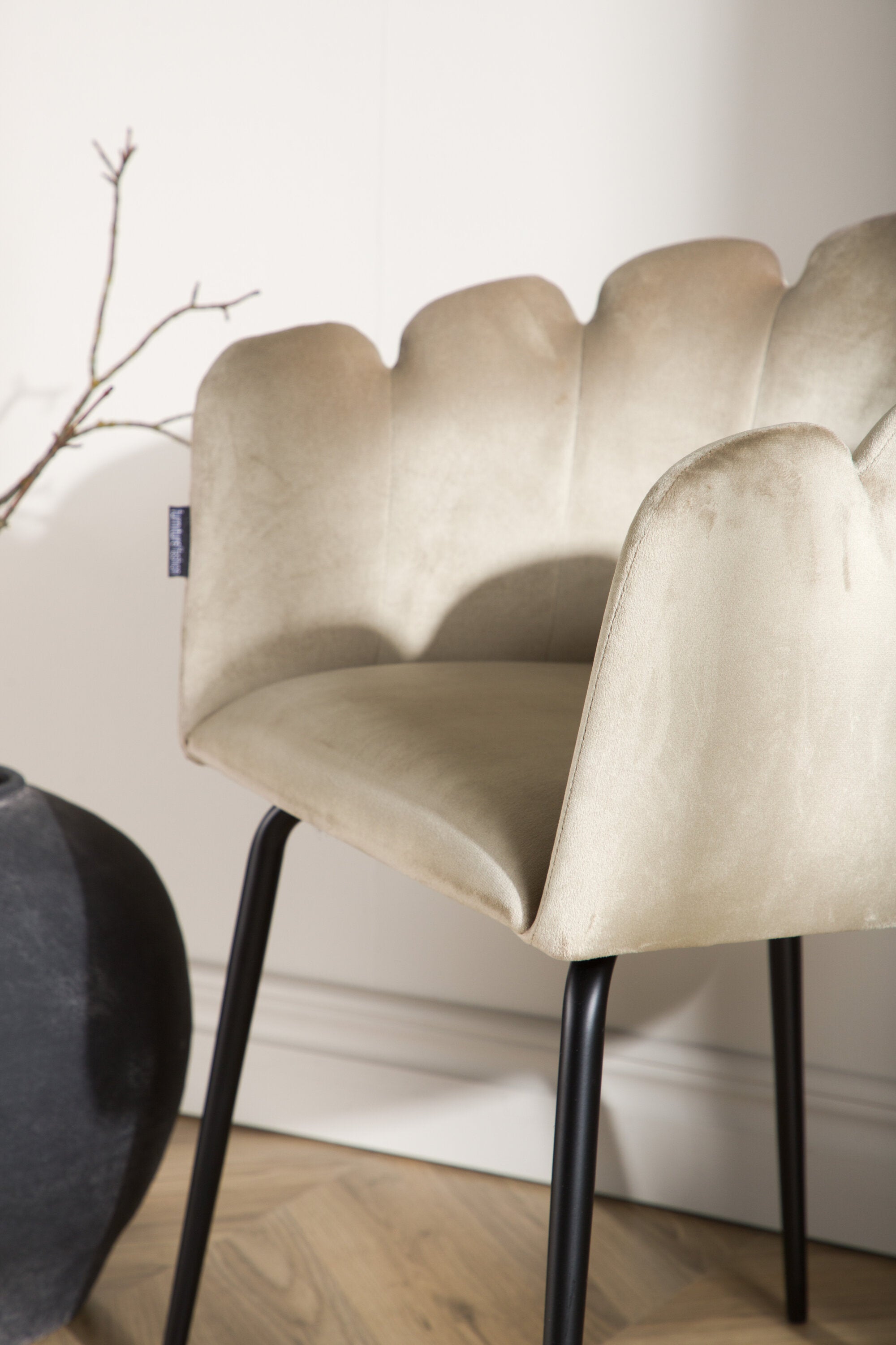 Limhamn Stuhl in Beige präsentiert im Onlineshop von KAQTU Design AG. Schalenstuhl mit Armlehne ist von Furniture Fashion