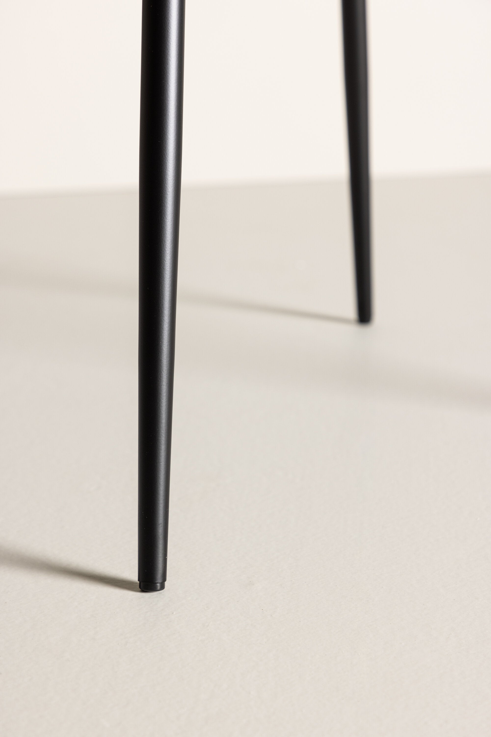 Limhamn Stuhl in Grau präsentiert im Onlineshop von KAQTU Design AG. Schalenstuhl mit Armlehne ist von Furniture Fashion