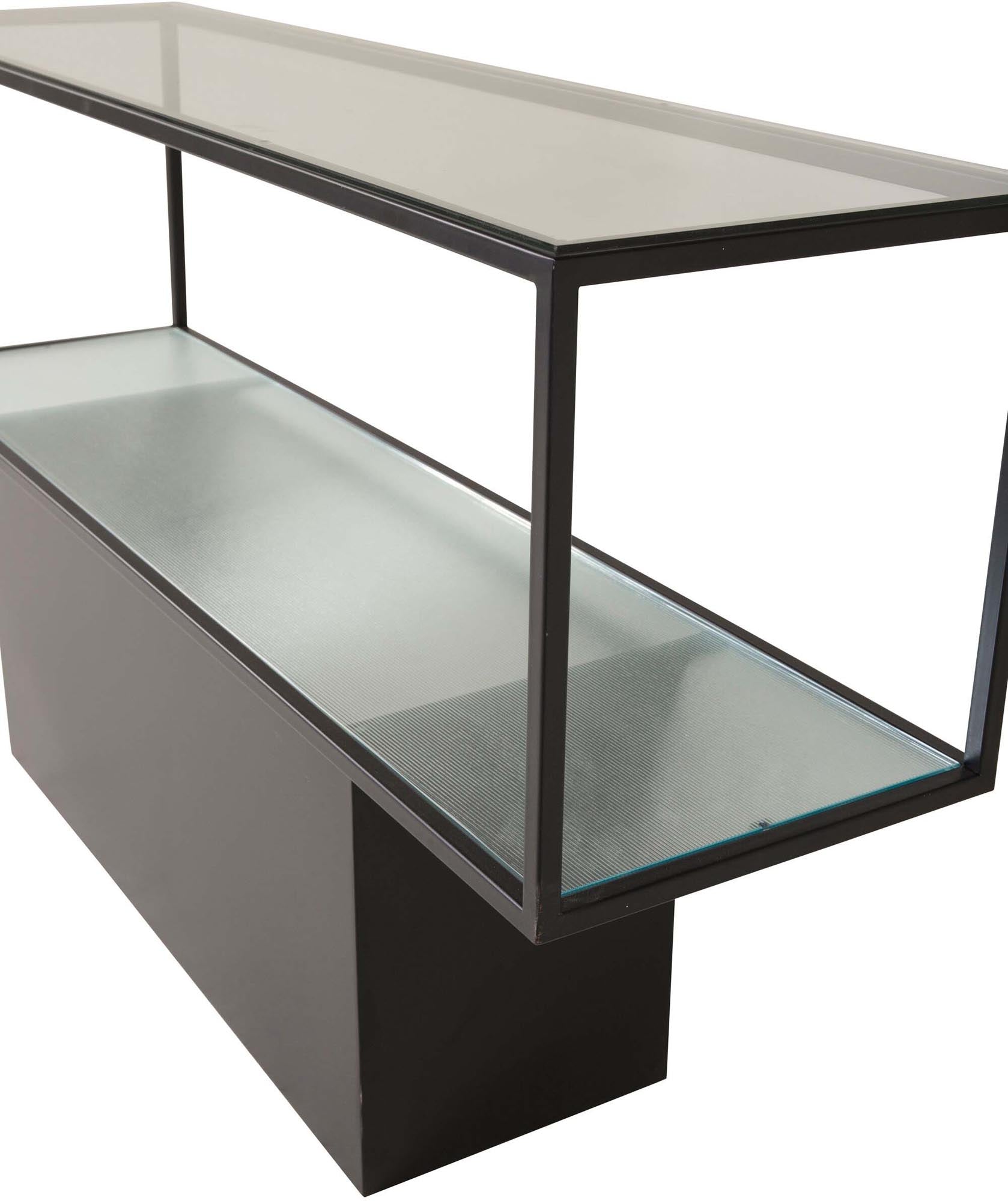 Maglehem Tisch: Zeitloses Design mit Glasplatte und Metallgestell.