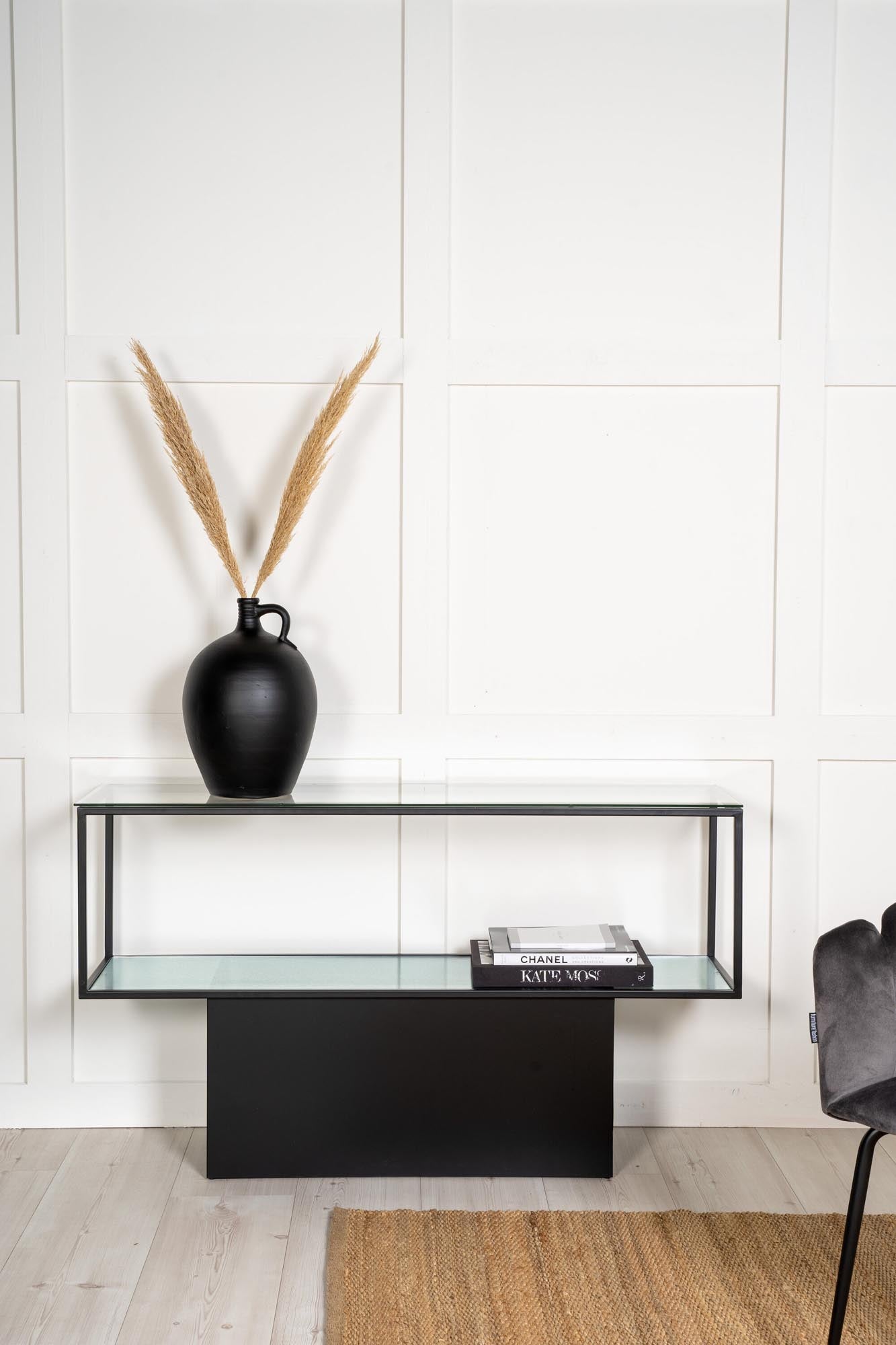 Moderner Maglehem Beistelltisch: Hochwertiges Glas und schwarzer Stahl vereinen Funktionalität und zeitlose Eleganz für Ihr Zuhause.