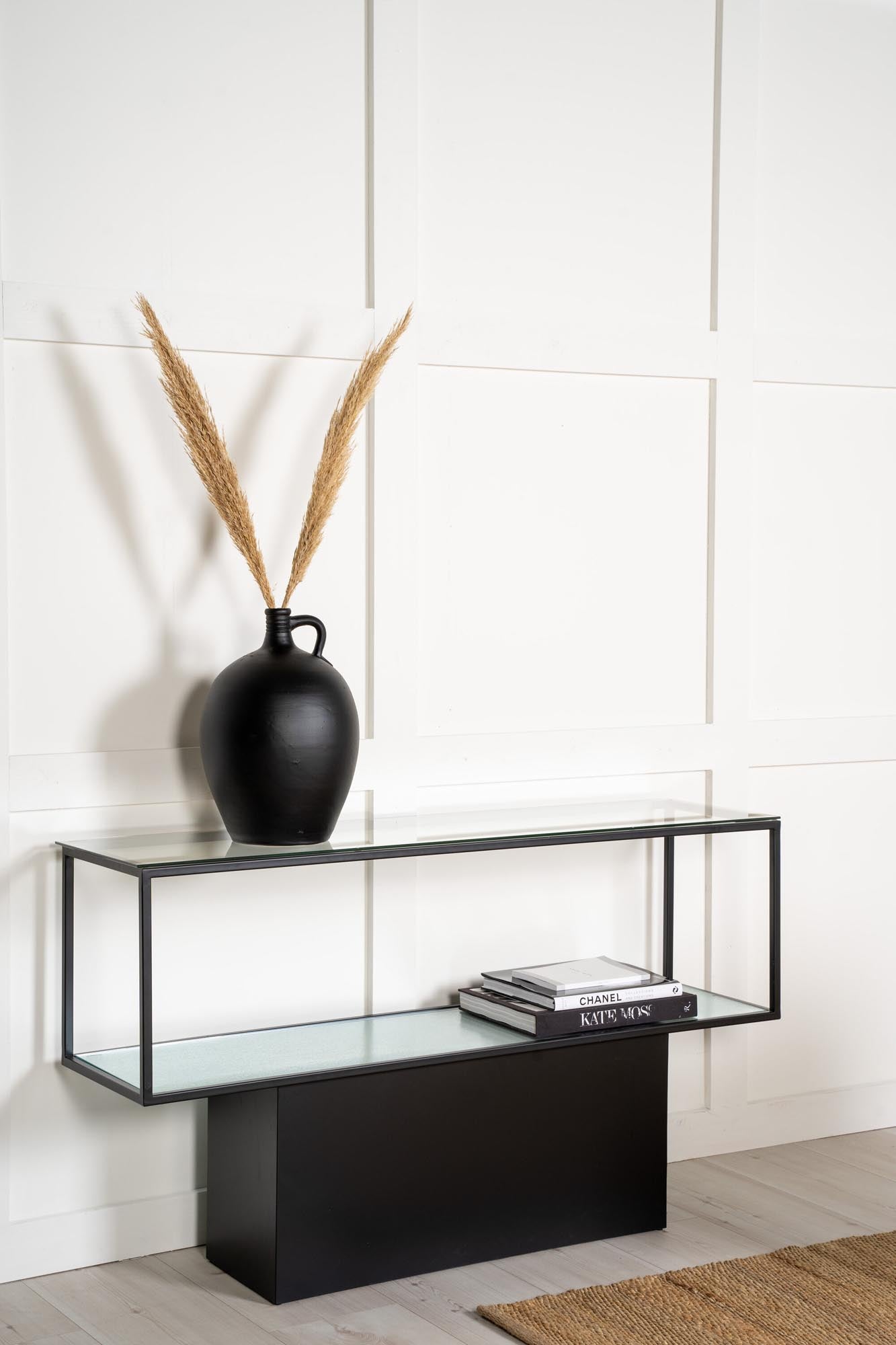 Entdecken Sie den stilvollen Maglehem Beistelltisch von Furniture Fashion: Elegantes Design aus Glas und Stahl, ideal für jedes moderne Zuhause.