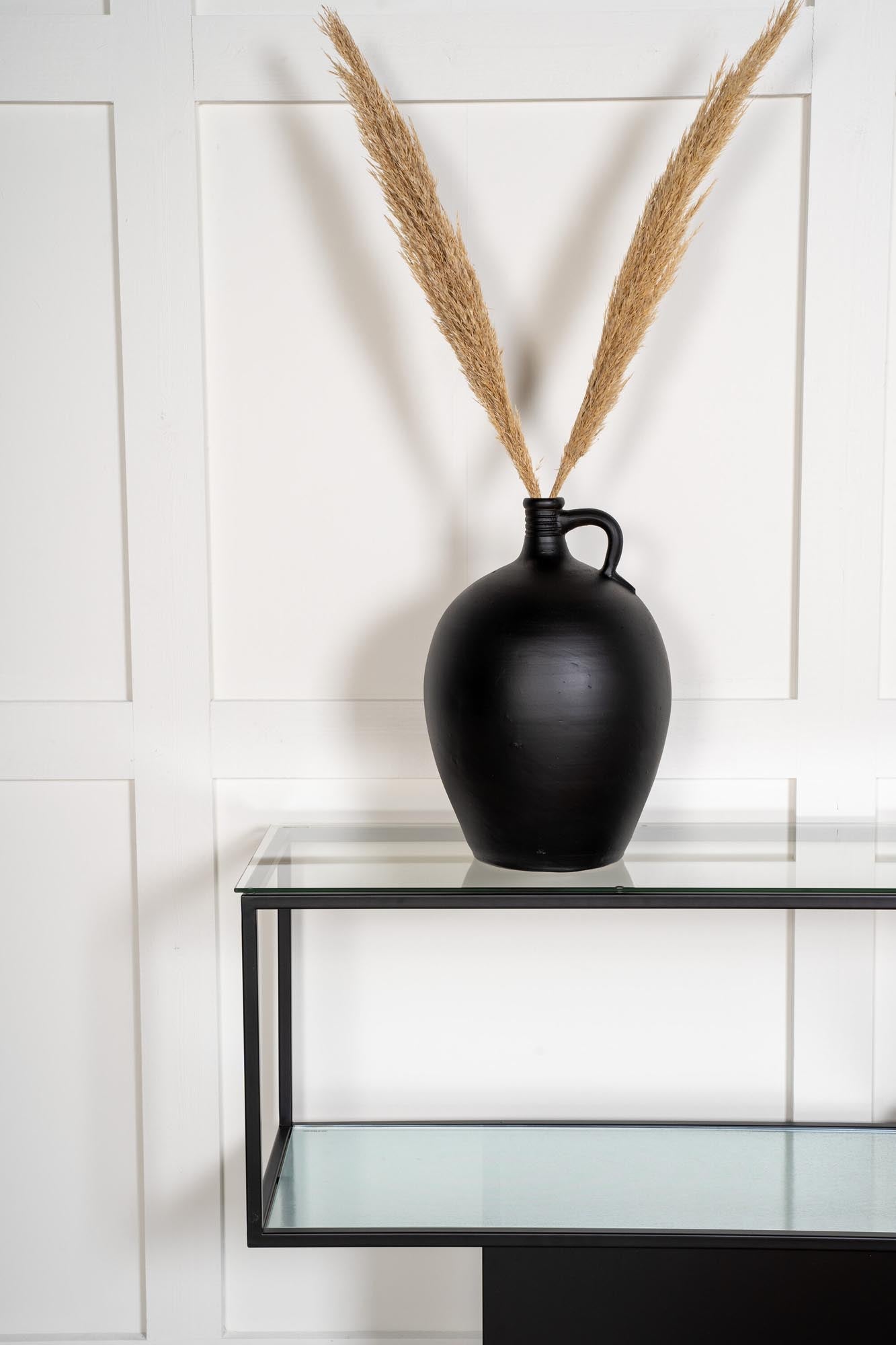 Der Maglehem Beistelltisch von Furniture Fashion vereint zeitlose Eleganz mit Funktionalität. Hochwertiges Glas und stabiler Stahl machen ihn zum perfekten Möbelstück für Ihr Zuhause.