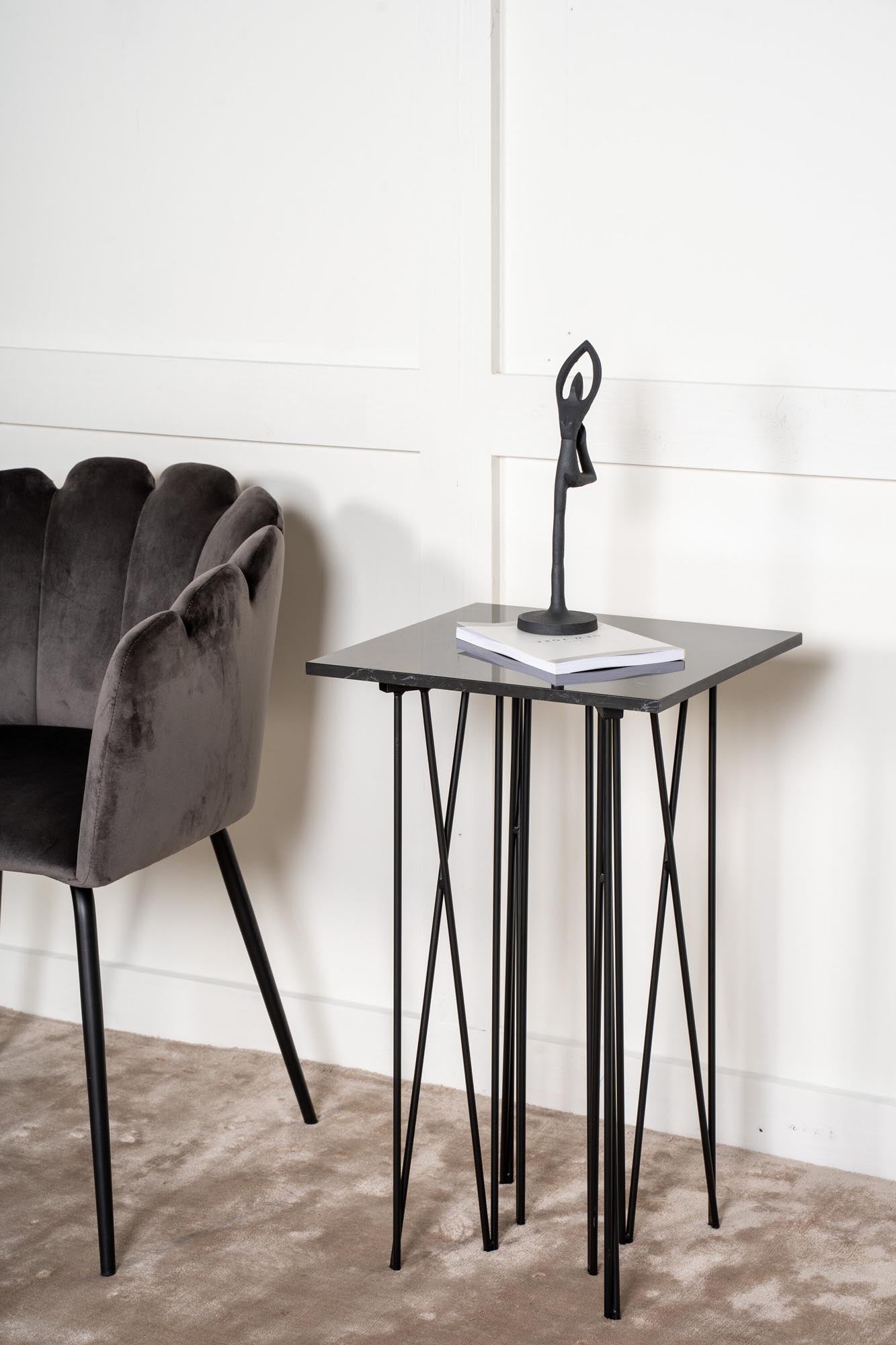 Stylischer Stone Beistelltisch von Furniture Fashion: Einzigartige Kunststeinoberfläche und stabiles Metallgestell für ein modernes Wohnambiente.