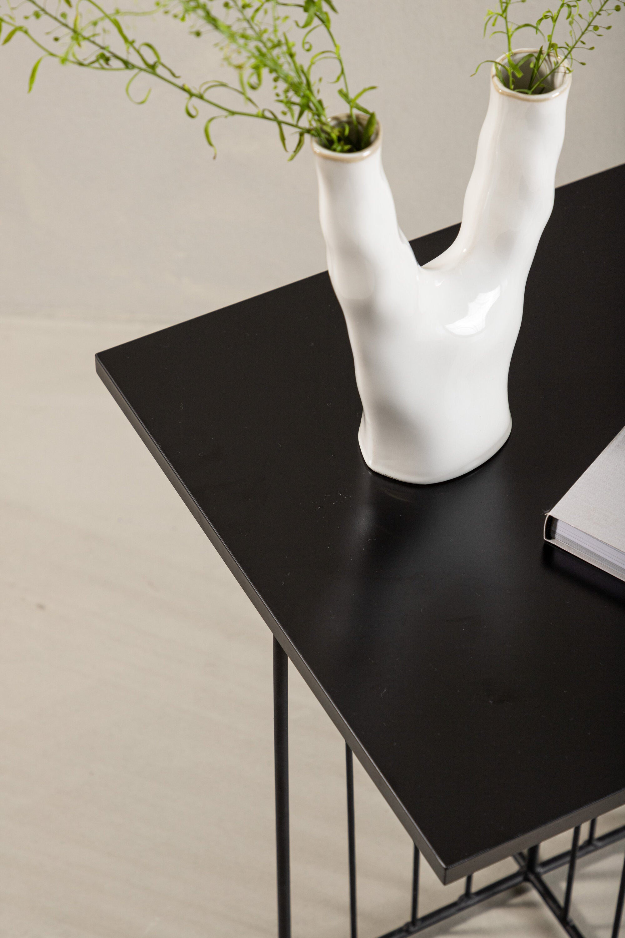 Dayton Coffee Tisch in Schwarz präsentiert im Onlineshop von KAQTU Design AG. Beistelltisch ist von Venture Home