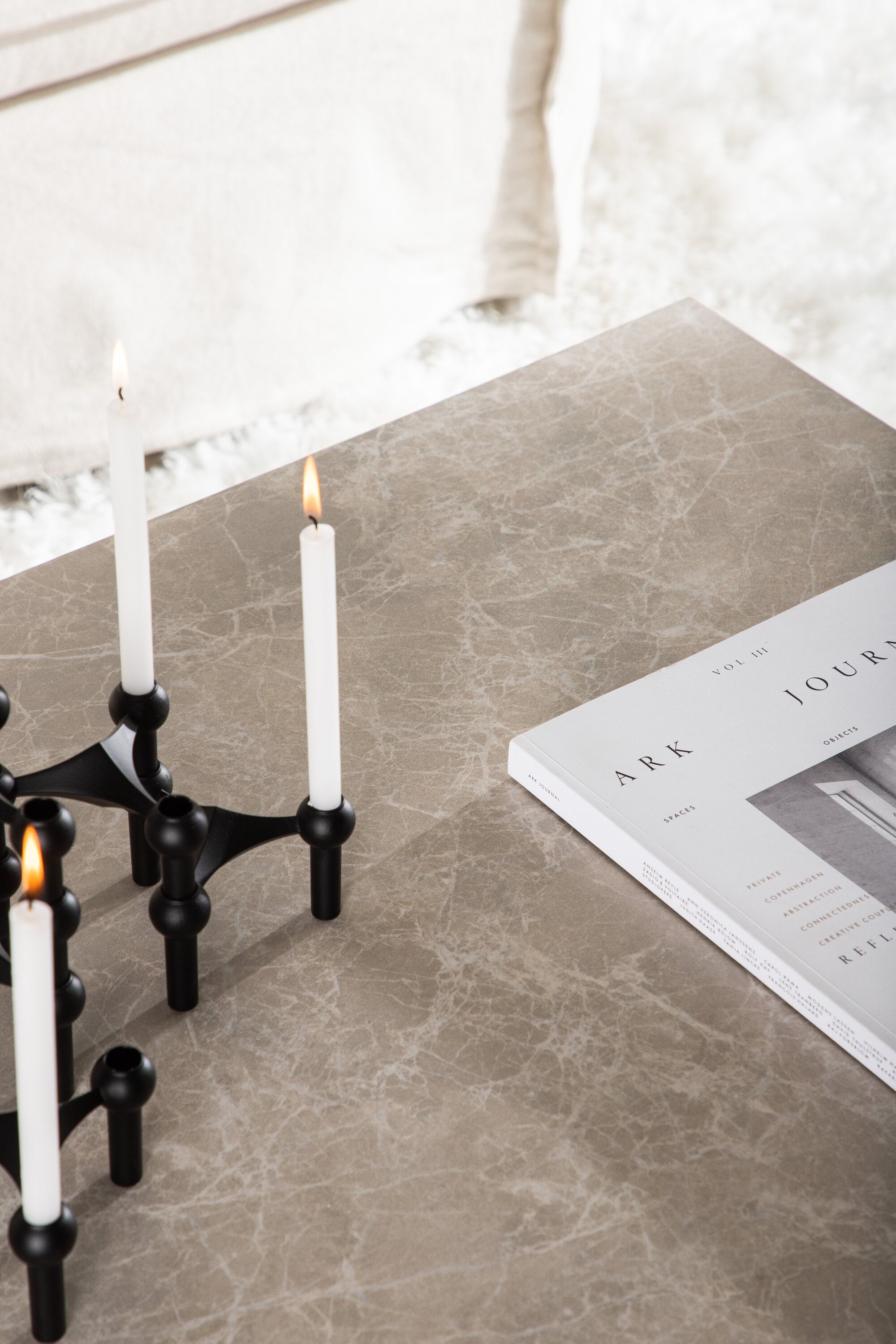 York Coffee Tisch Low in Beige präsentiert im Onlineshop von KAQTU Design AG. Beistelltisch ist von Venture Home