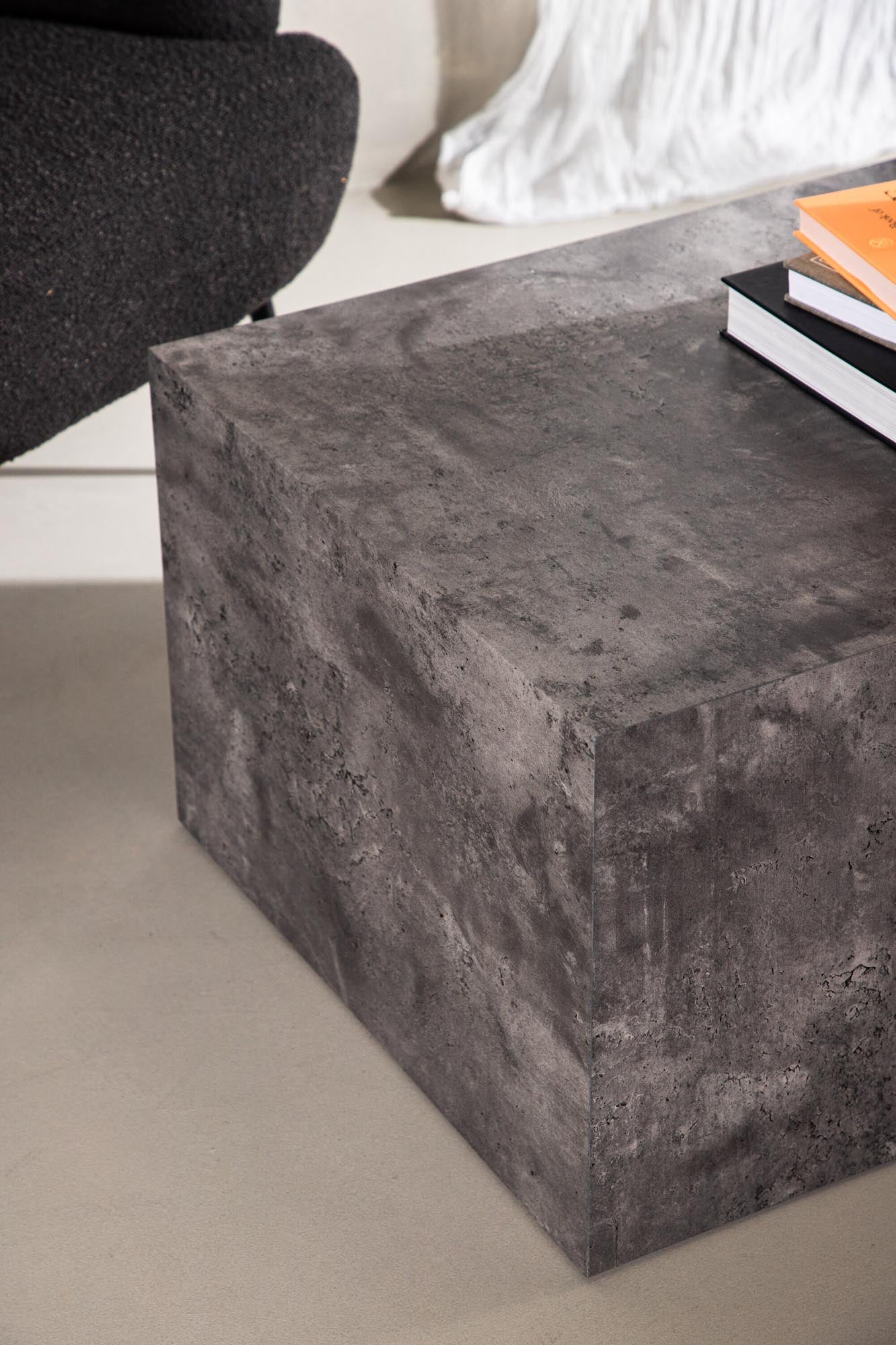 Der York Coffee Tisch Low von Venture Home vereint modernes Design und Funktionalität. Ideal für jeden Raum, stabil und stilvoll.