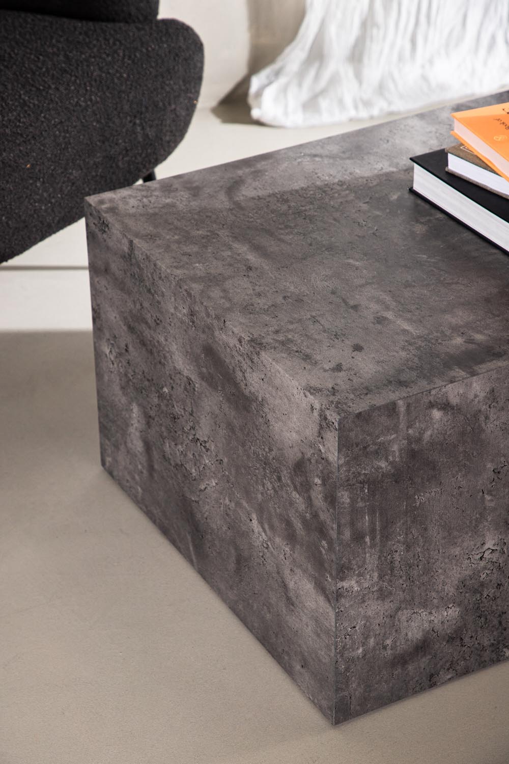York Coffee Tisch Low in Dunkelgrau präsentiert im Onlineshop von KAQTU Design AG. Beistelltisch ist von Venture Home