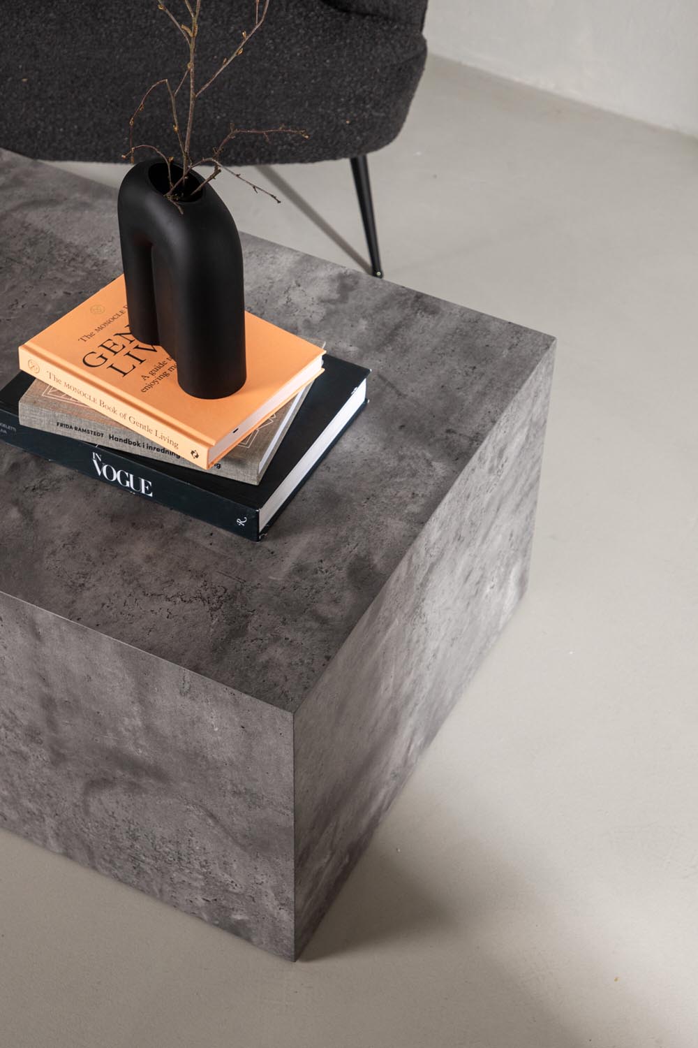 York Coffee Tisch Low in Dunkelgrau präsentiert im Onlineshop von KAQTU Design AG. Beistelltisch ist von Venture Home