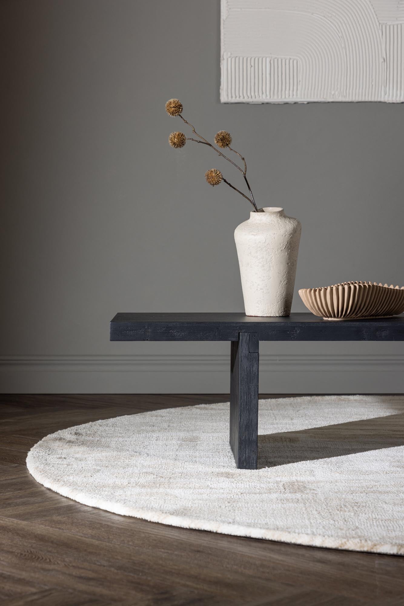 Yakunik Coffee Tisch von Venture Home: Eleganter Gummiholztisch, ideal für kleine Räume, vereint Funktionalität und modernes Design.