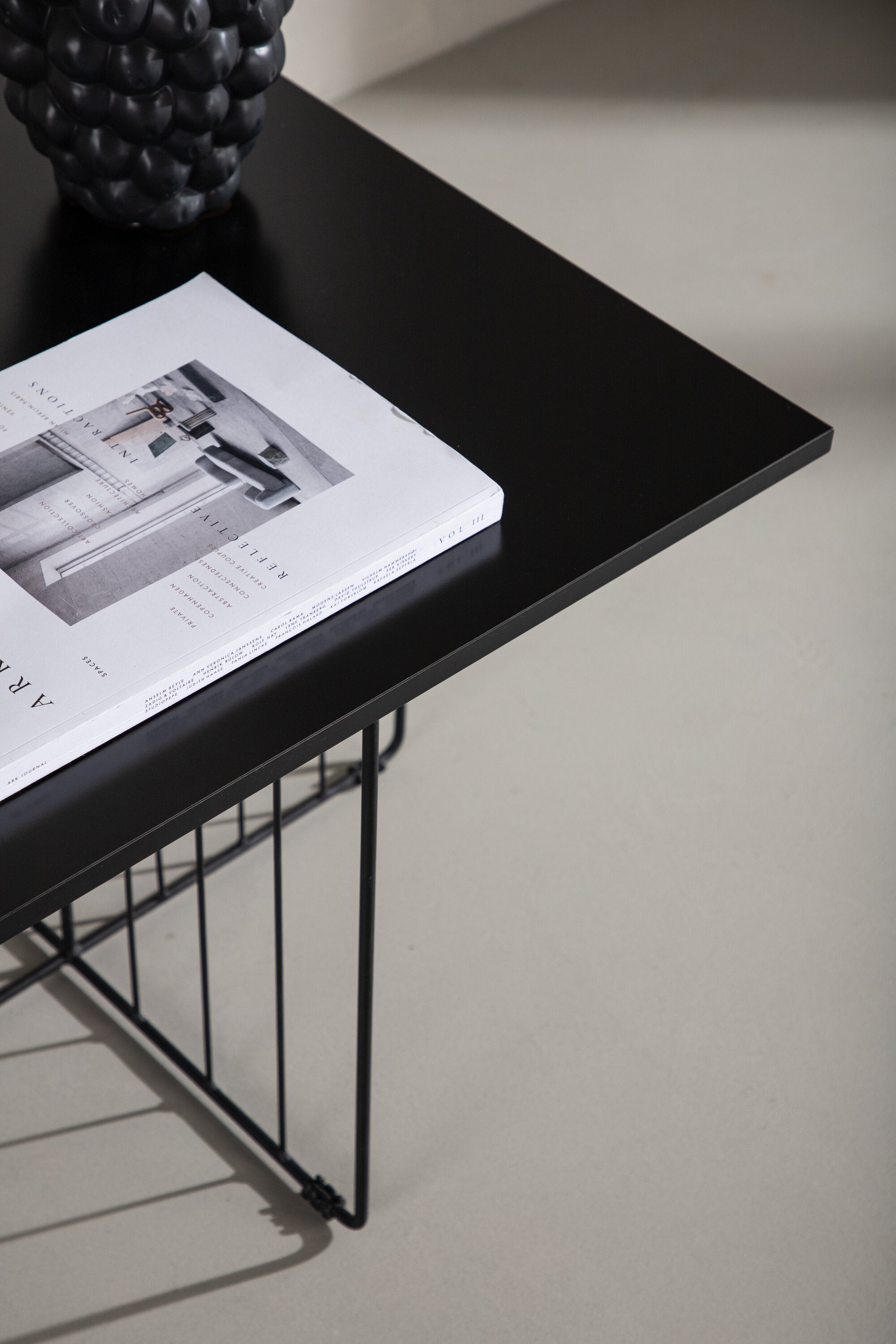 Dayton Coffee Tisch in Schwarz präsentiert im Onlineshop von KAQTU Design AG. Beistelltisch ist von Venture Home