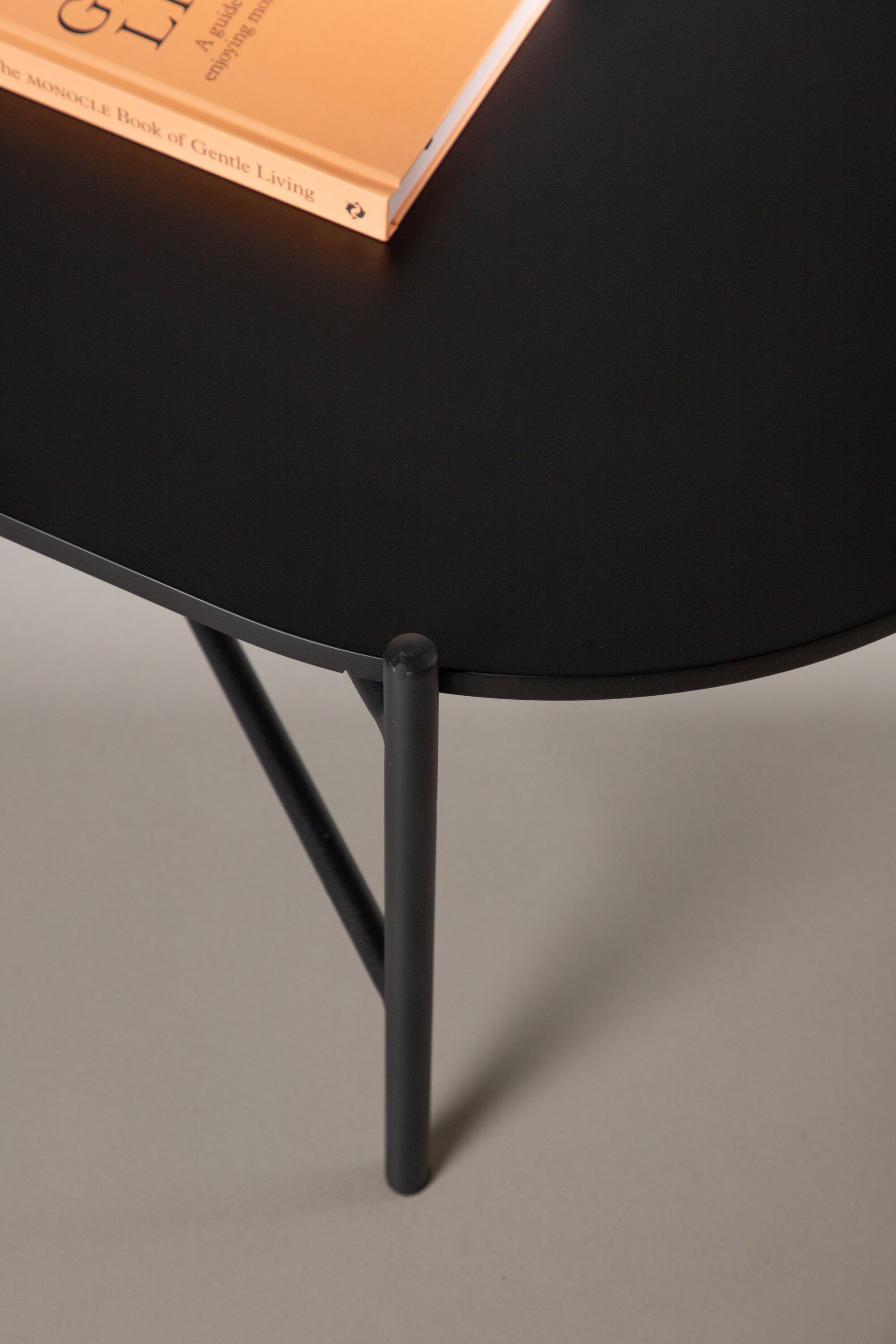Pueblo Beistelltisch in Schwarz präsentiert im Onlineshop von KAQTU Design AG. Beistelltisch ist von Venture Home