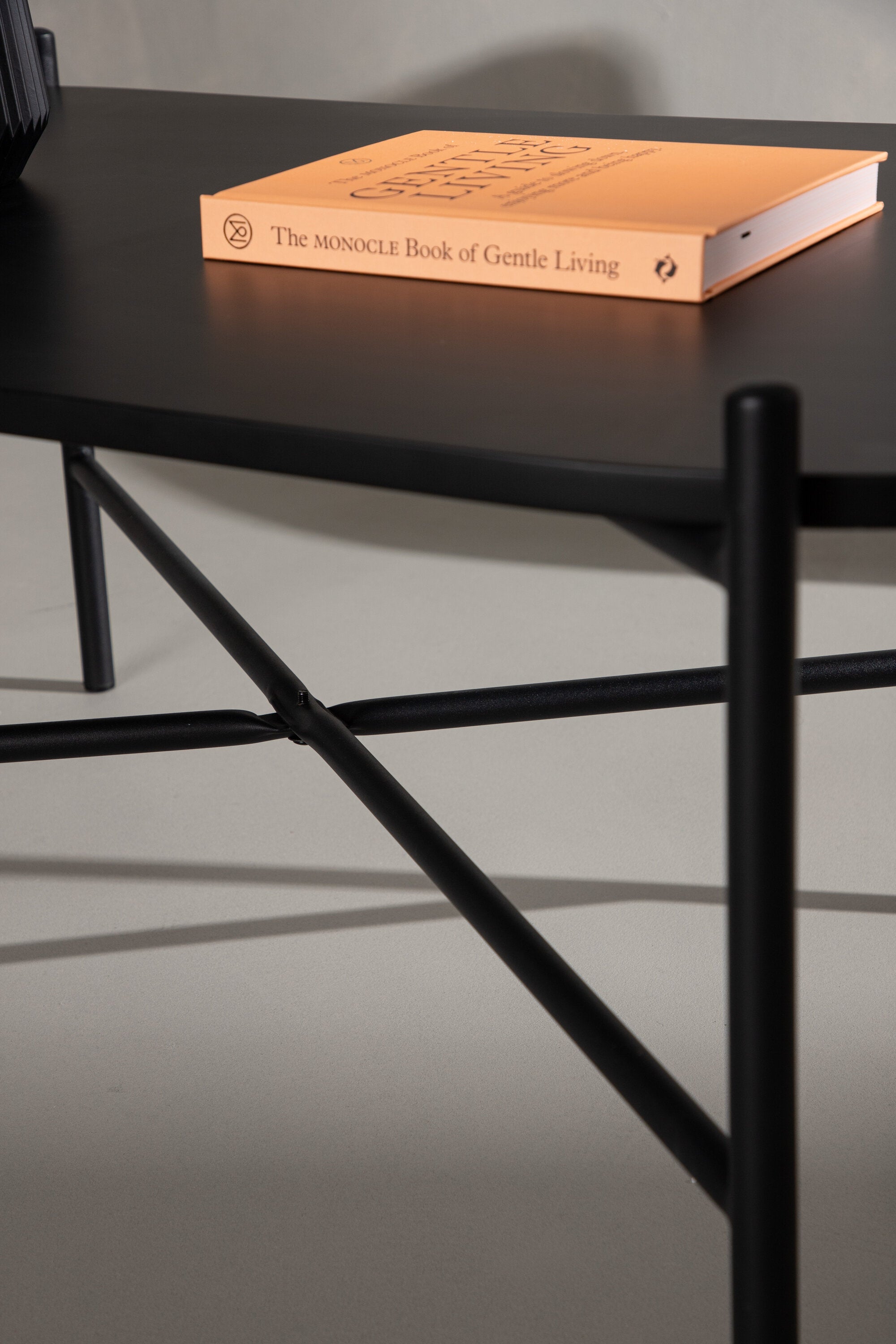 Pueblo Beistelltisch in Schwarz präsentiert im Onlineshop von KAQTU Design AG. Beistelltisch ist von Venture Home