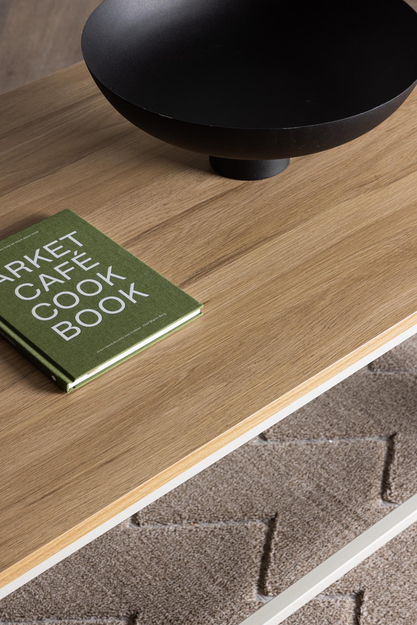 Moderner Rise Beistelltisch: Funktionalität trifft auf stilvolle Schlichtheit.