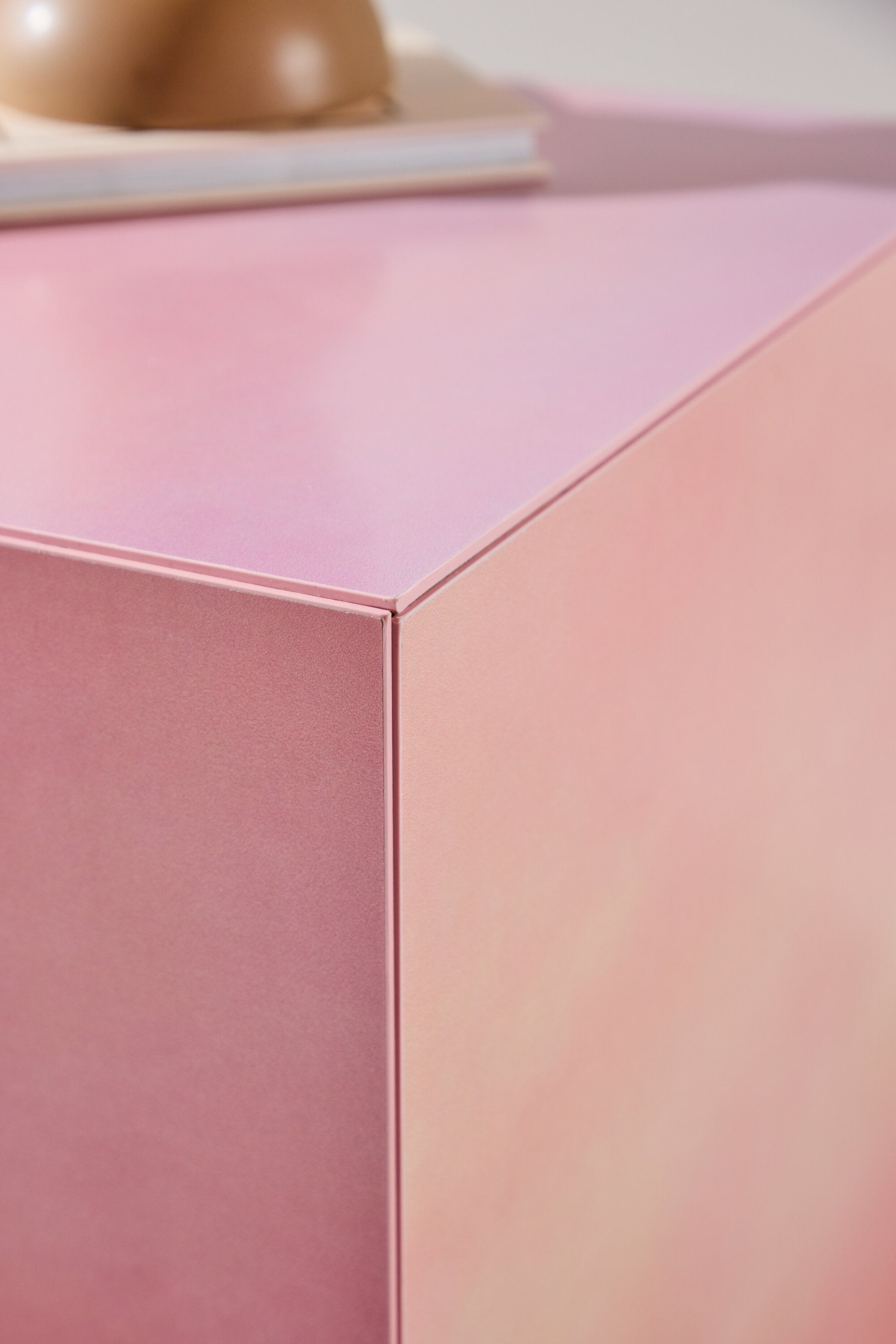 York Couchtisch in Pink präsentiert im Onlineshop von KAQTU Design AG. Beistelltisch ist von Venture Home