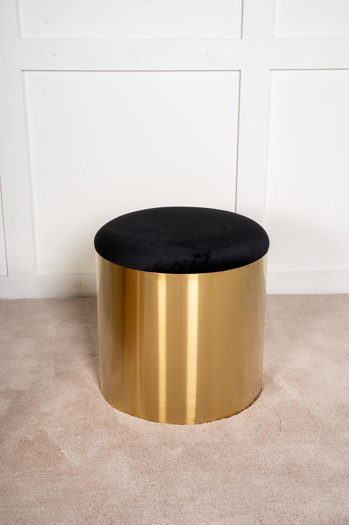 Stilvoller Puff Hocker von Furniture Fashion aus edlem Samt mit stabiler goldener Basis. Perfekt für jeden Raum als Sitzgelegenheit oder Ablage.