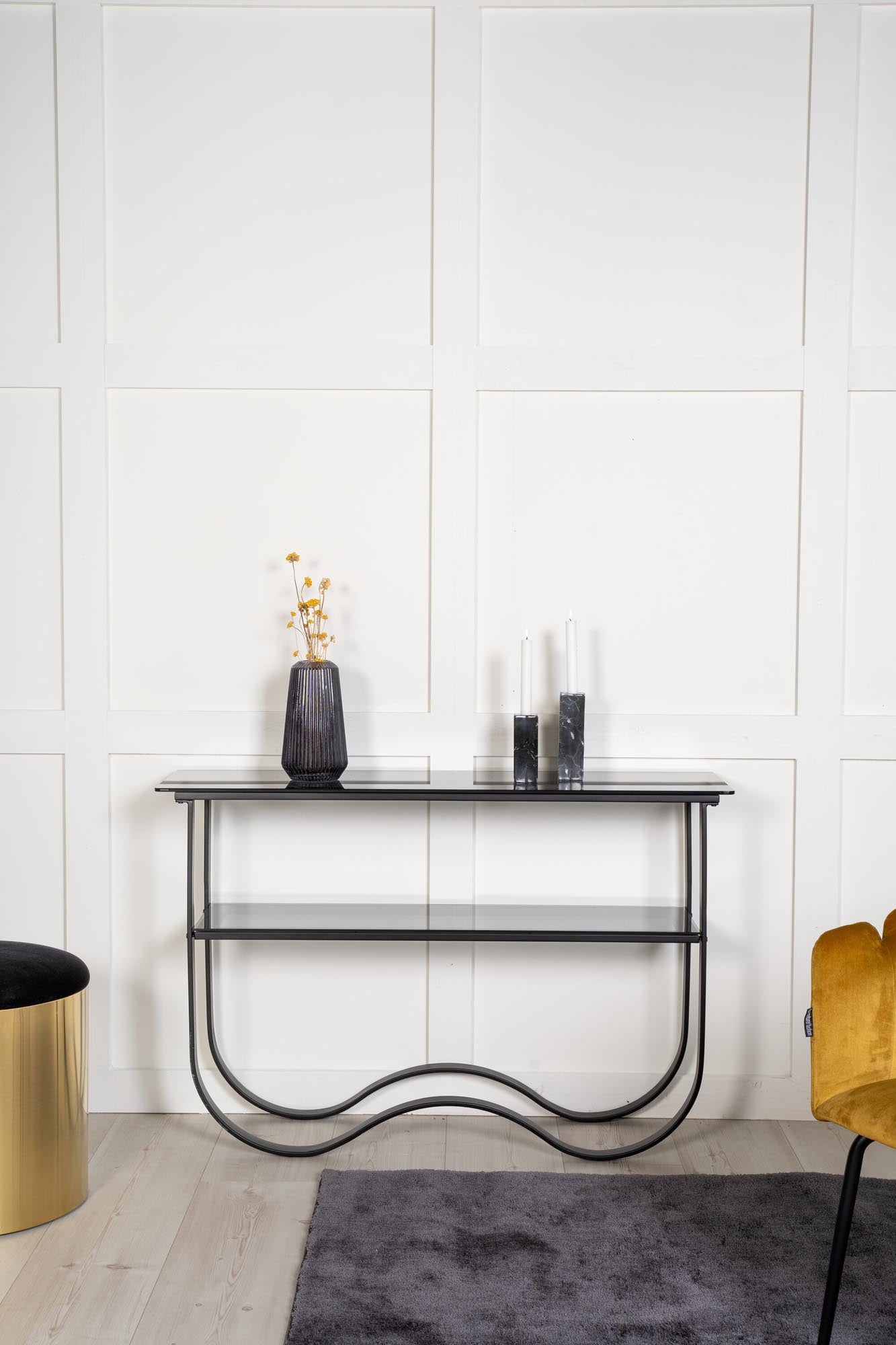 Der Wavy Beistelltisch von Furniture Fashion überzeugt mit eleganten Kurven und ist die perfekte Ergänzung für modernes Wohnen.