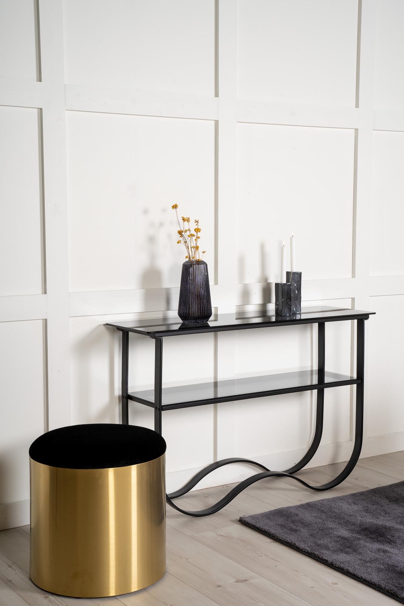 Der Wavy Beistelltisch von Furniture Fashion besticht durch sein geschwungenes Design und ergänzt stilvoll jedes moderne Interieur.