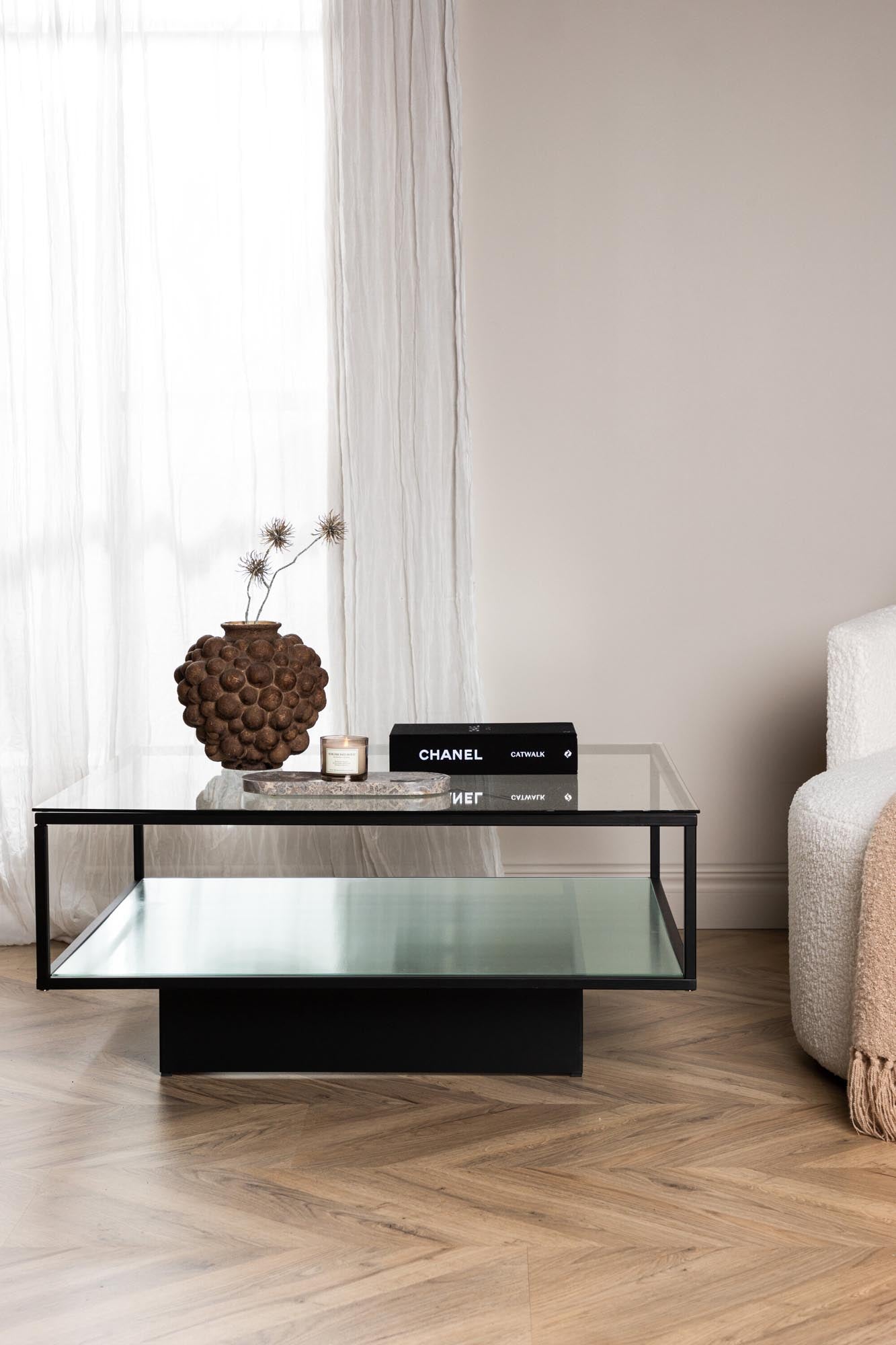 Entdecken Sie den Maglehem Beistelltisch: Elegantes Design aus Glas und Stahl, ideal für moderne Wohnräume und vielseitige Nutzung.