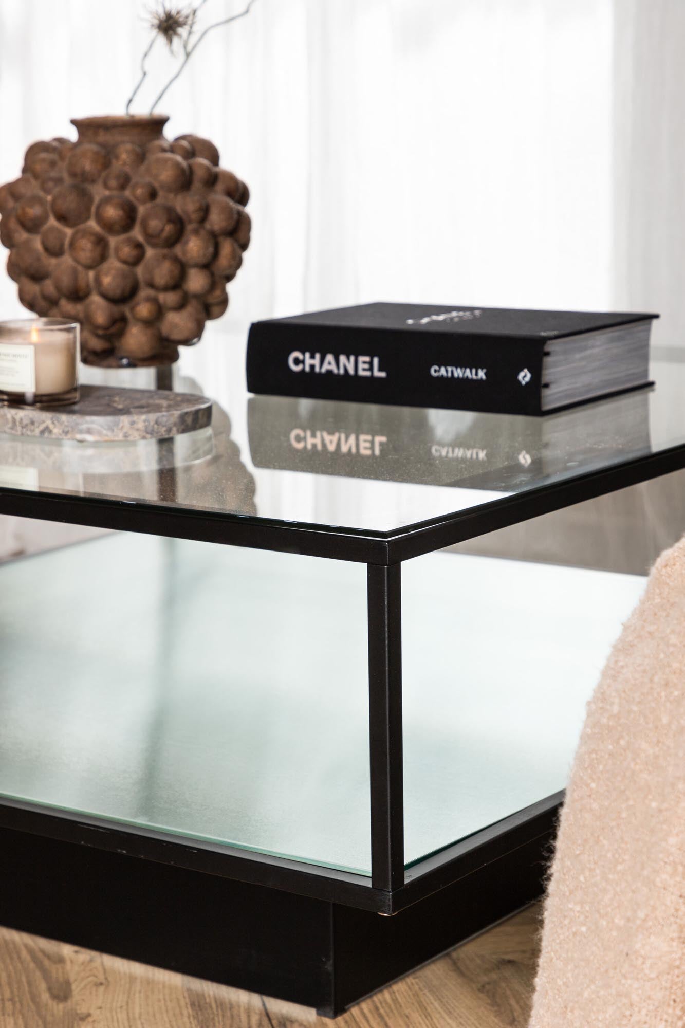 Eleganter Maglehem Beistelltisch: Hochwertiges Glas und schwarzer Stahl vereinen Funktionalität und zeitlose Schönheit für Ihr Zuhause.