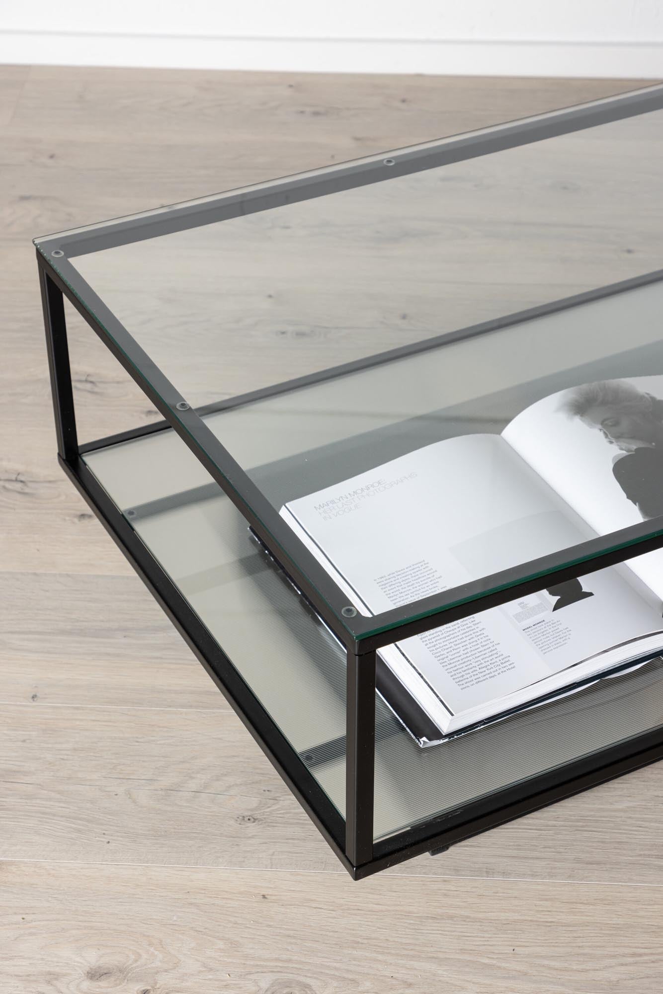 Eleganter Maglehem Tisch: Glas und Metall in perfekter Harmonie.