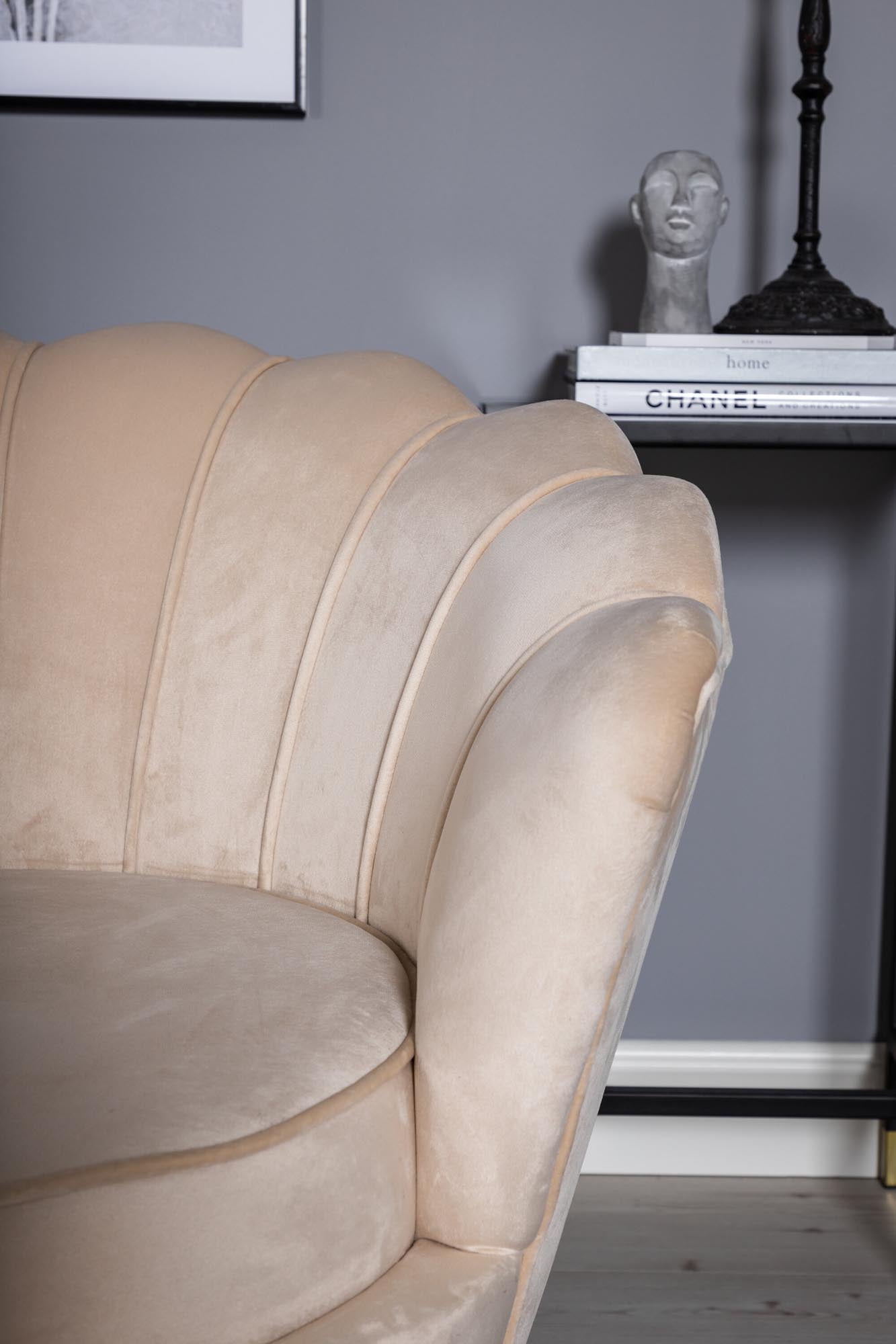 Elegantes Calais Sofa von Venture Home: Cremefarbener Samt, stilvolles Design, großzügiger Platz für gesellige Abende und entspannte Stunden.