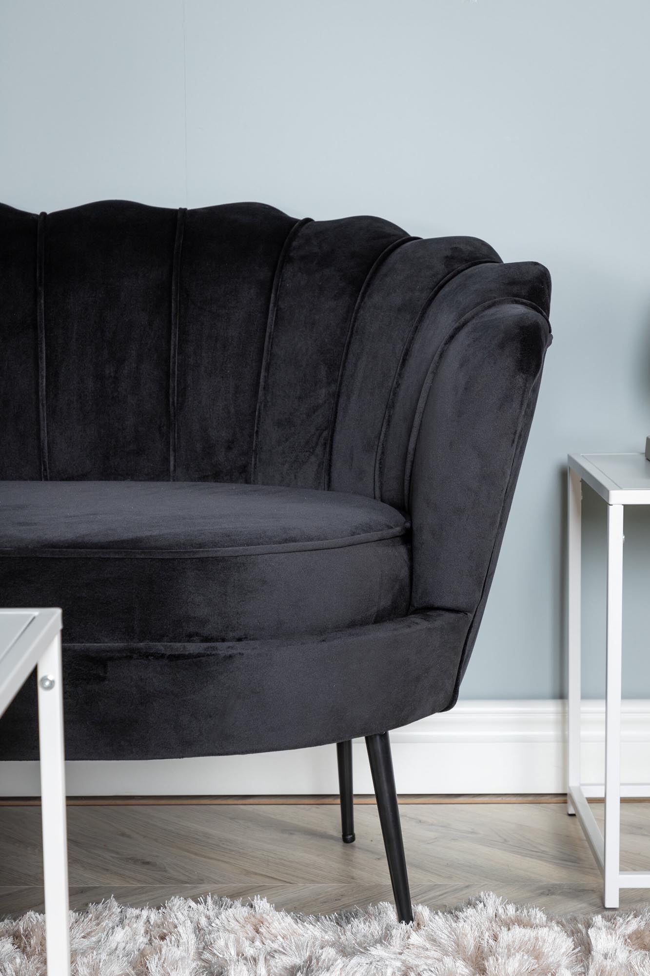 Calais Sofa in Schwarz präsentiert im Onlineshop von KAQTU Design AG. 3er Sofa ist von Venture Home