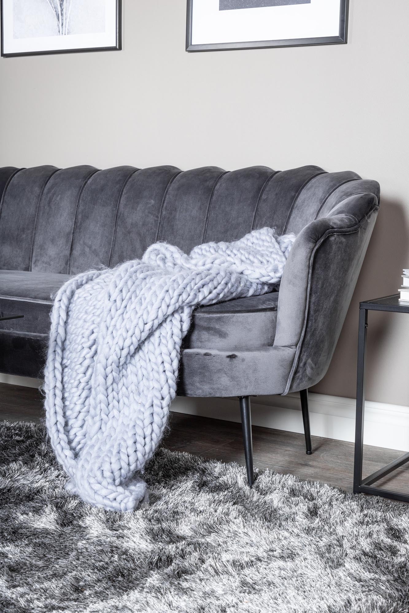 Calais Sofa in Dunkelgrau präsentiert im Onlineshop von KAQTU Design AG. 3er Sofa ist von Venture Home