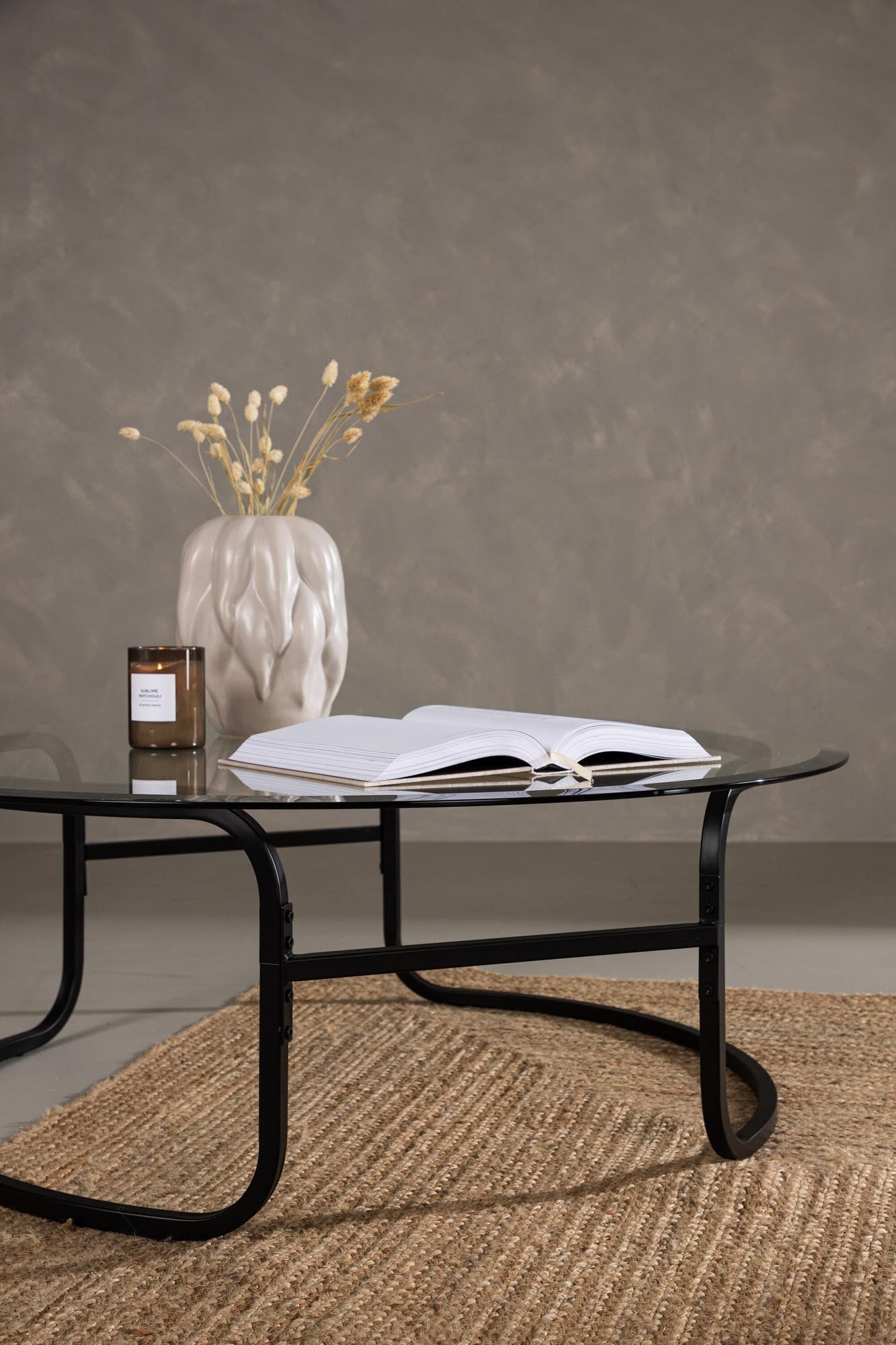 Der Lomma Beistelltisch von Furniture Fashion vereint elegantes Glas und robustes Stahlgestell, ideal für stilvolle Akzente in jedem Raum.