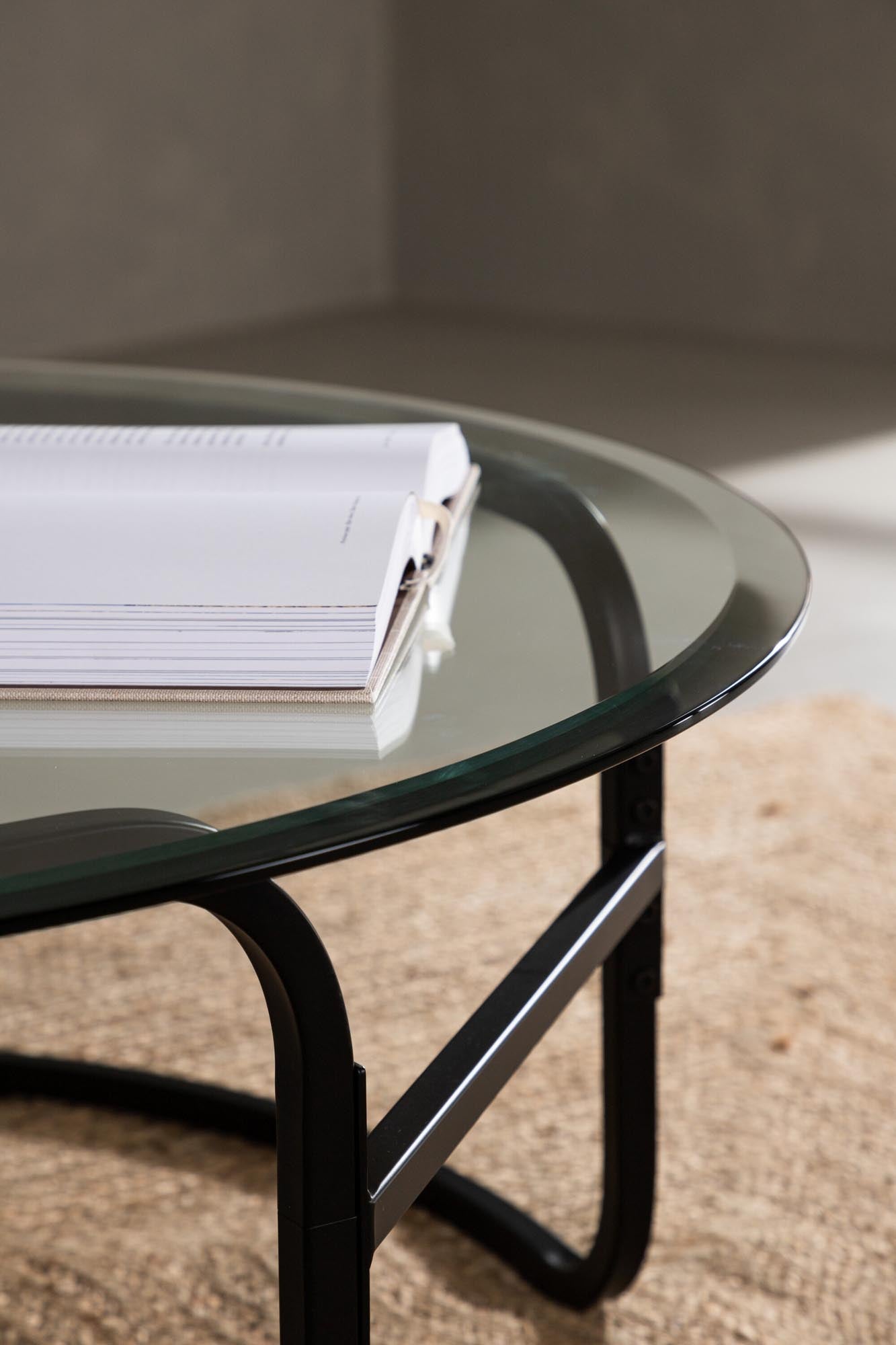 Der Lomma Beistelltisch von Furniture Fashion überzeugt mit stilvollem Design, erstklassiger Verarbeitung und flexibler Nutzung.