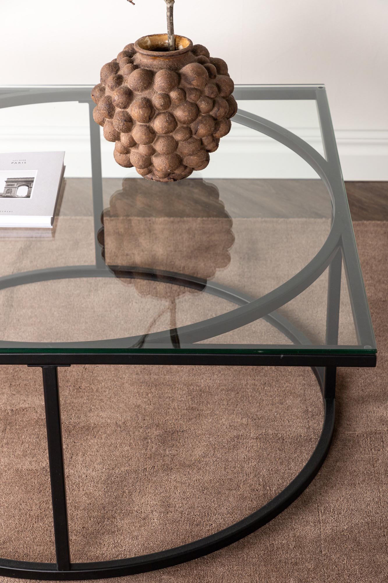 Eleganter Skanör Beistelltisch: Hochwertige Glasplatte und robustes Stahlgestell für vielseitige Nutzung im modernen Wohnraum.