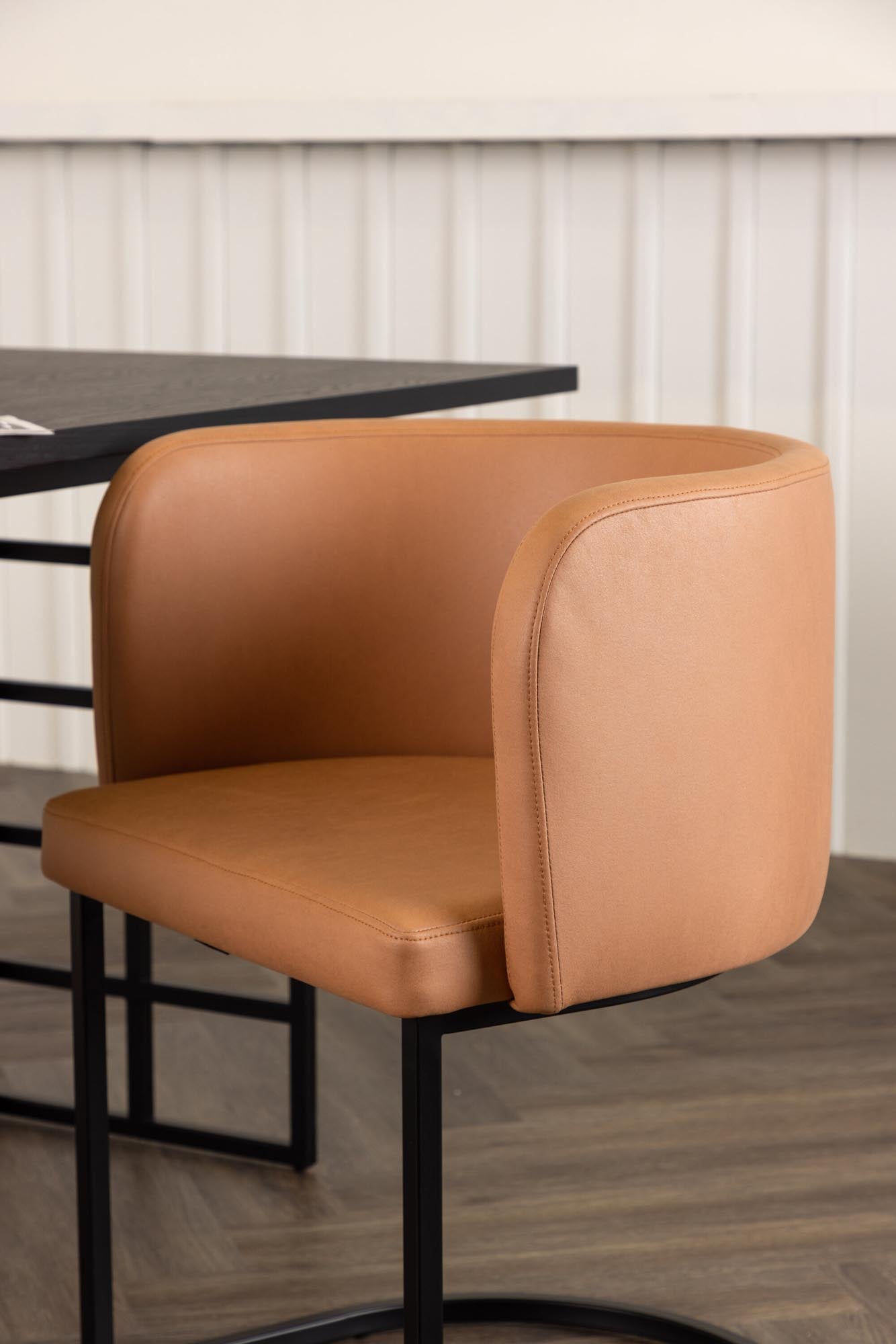 Der Simrishamn Stuhl von Furniture Fashion bietet modernes Design, hohen Komfort und Qualität für stilvolle Wohnräume.