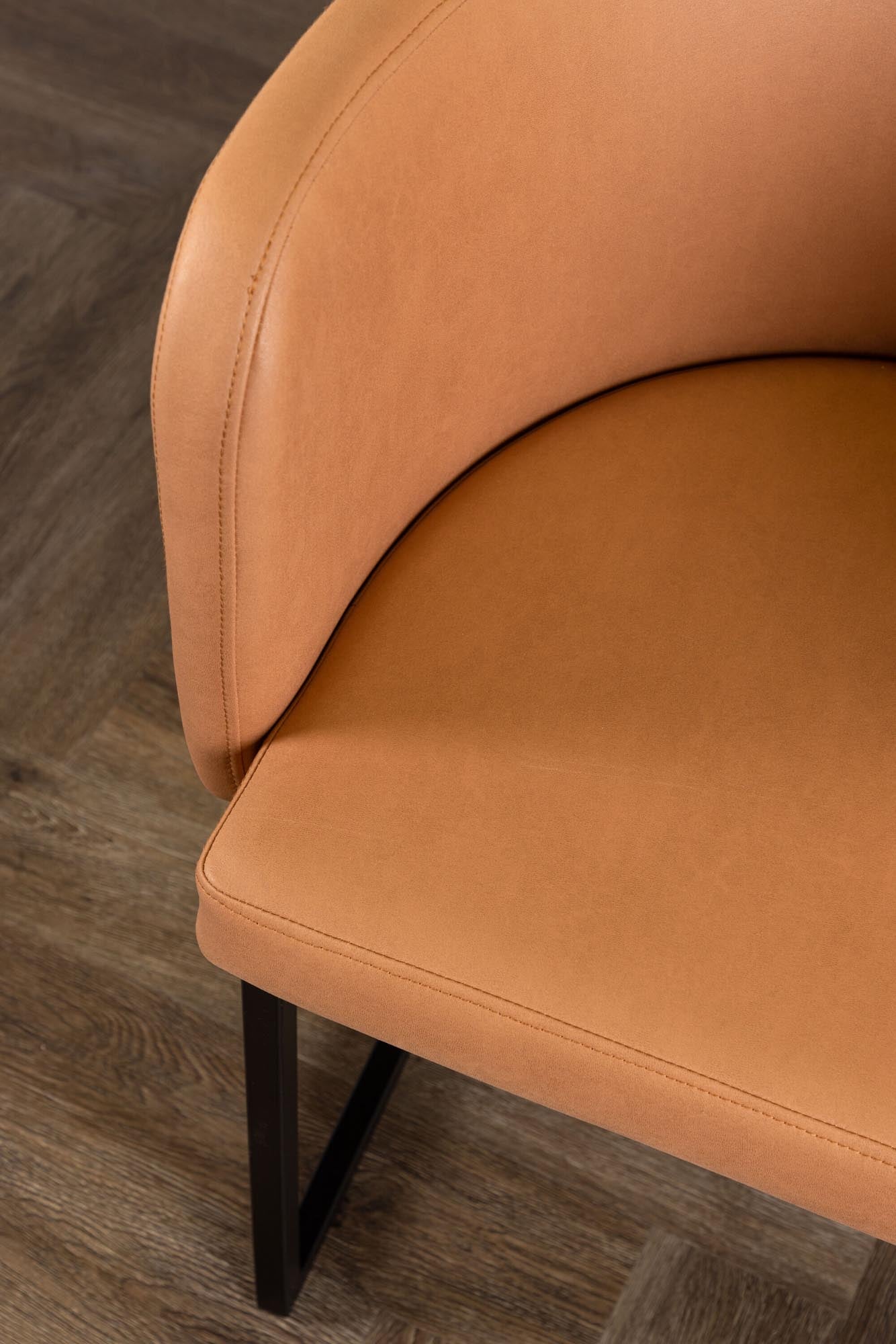 Der Simrishamn Stuhl von Furniture Fashion vereint stilvolles Design, erstklassigen Komfort und hochwertige Verarbeitung.