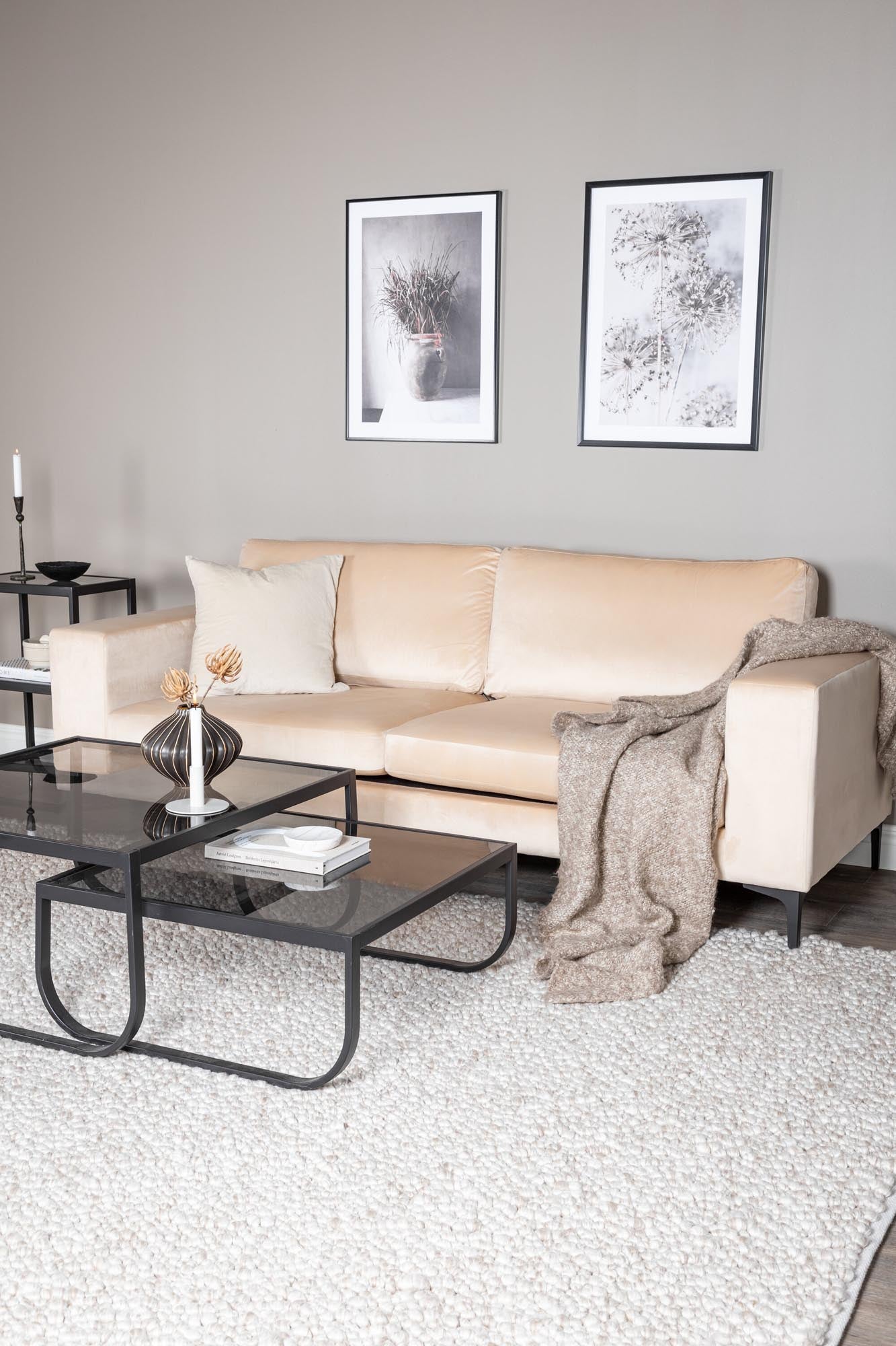 Entdecke das Bolero Sofa von Venture Home: Ein elegantes 3er Sofa in Beige, das skandinavisches Design und modernen Komfort vereint.