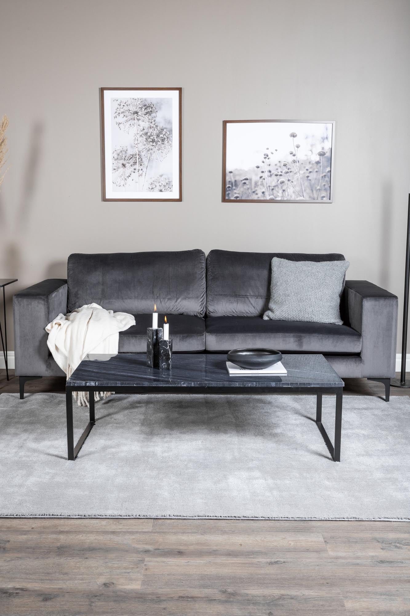 Stilvolles Bolero Sofa von Venture Home: skandinavisches Design, luxuriöser Samt, ideal für gemütliche Abende mit Familie und Freunden.