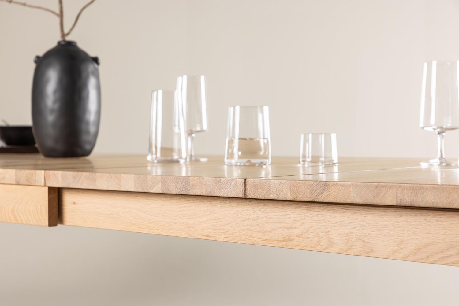 Eleganter Slider Tisch von Vind: Ausziehbar für bis zu 8 Personen, aus hochwertiger Eiche, perfekt für gesellige Anlässe und stilvolle Einrichtung.