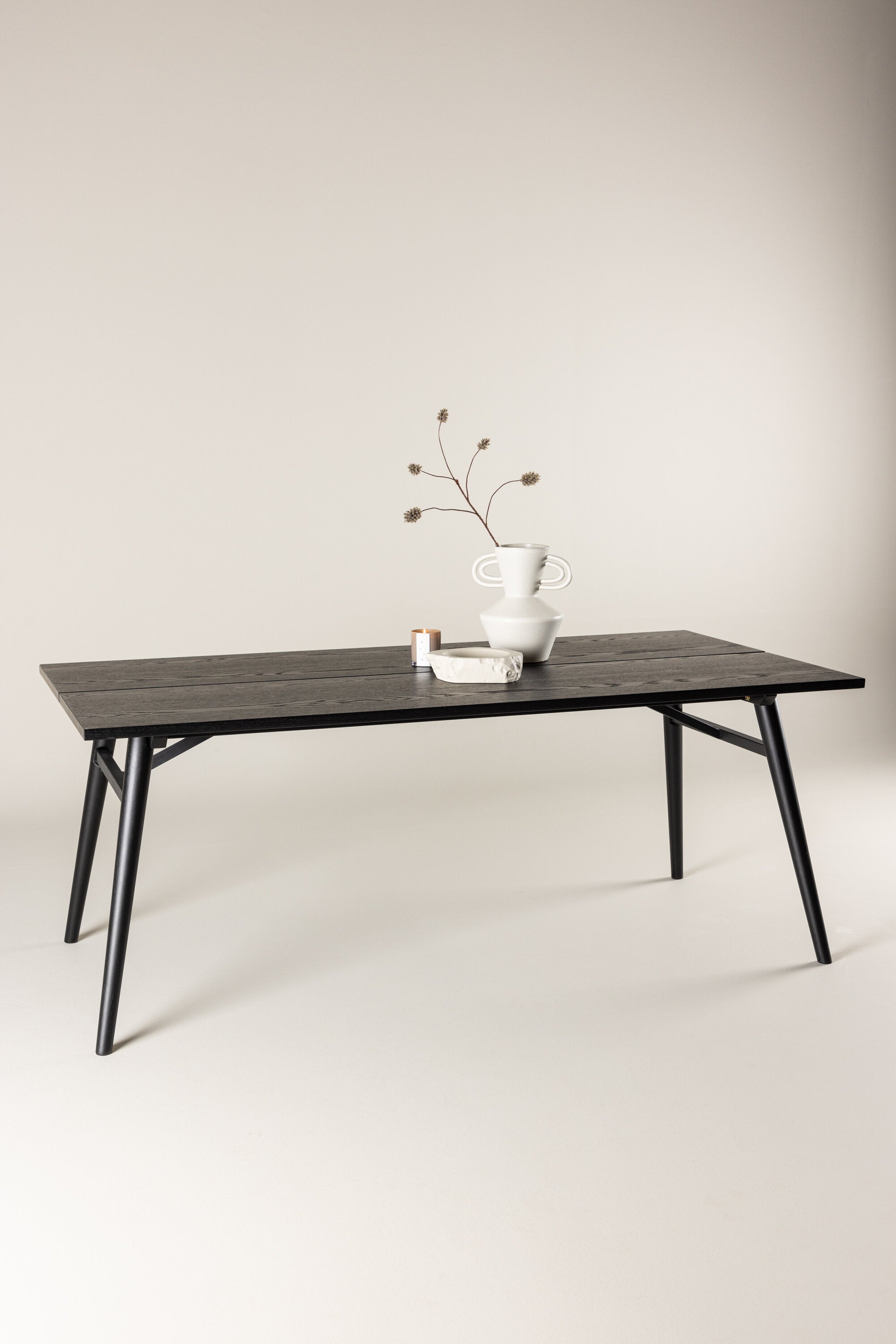 Sleek ausziehbarer Tisch in Schwarz präsentiert im Onlineshop von KAQTU Design AG. Esstisch ist von Venture Home