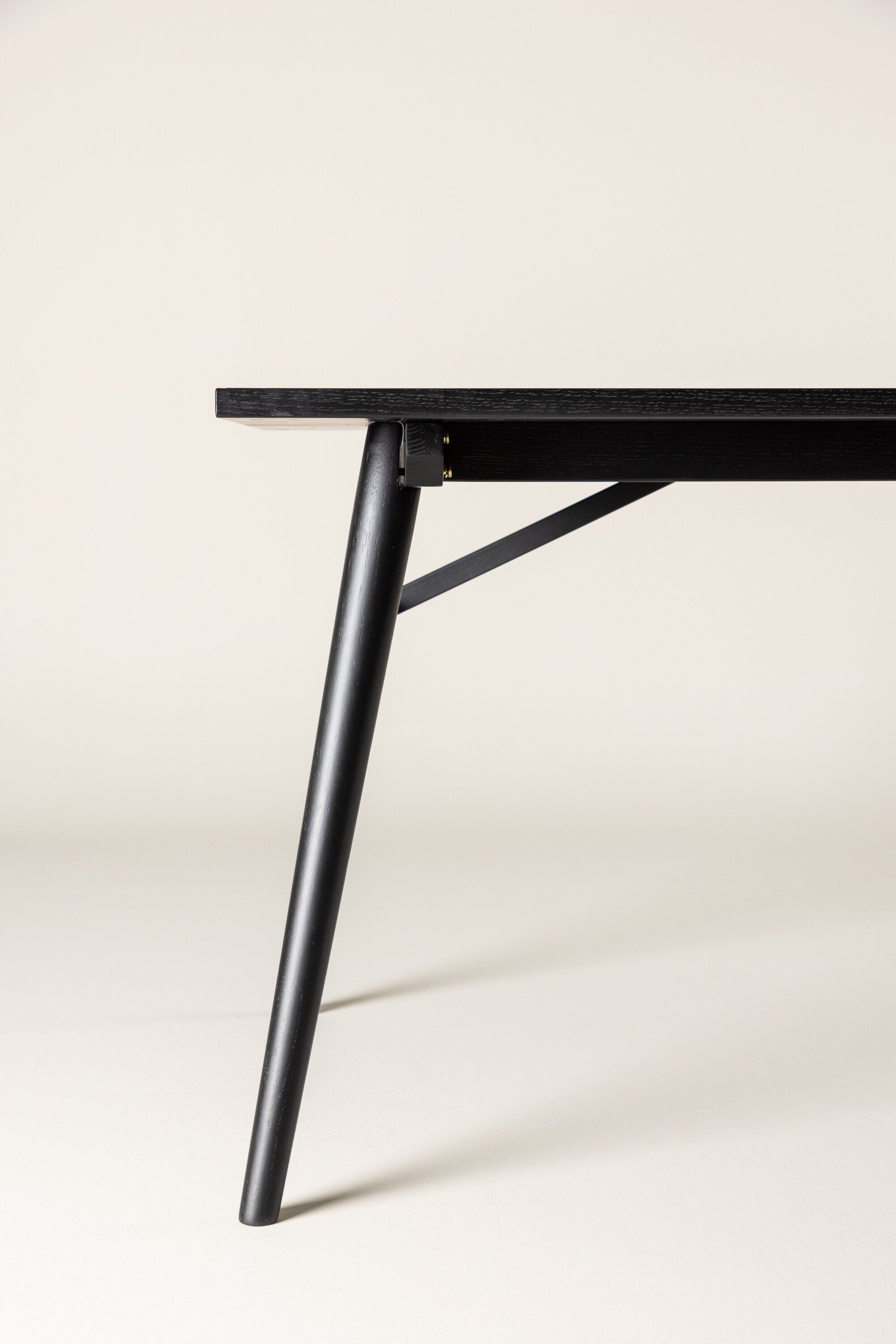 Sleek ausziehbarer Tisch in Schwarz präsentiert im Onlineshop von KAQTU Design AG. Esstisch ist von Venture Home