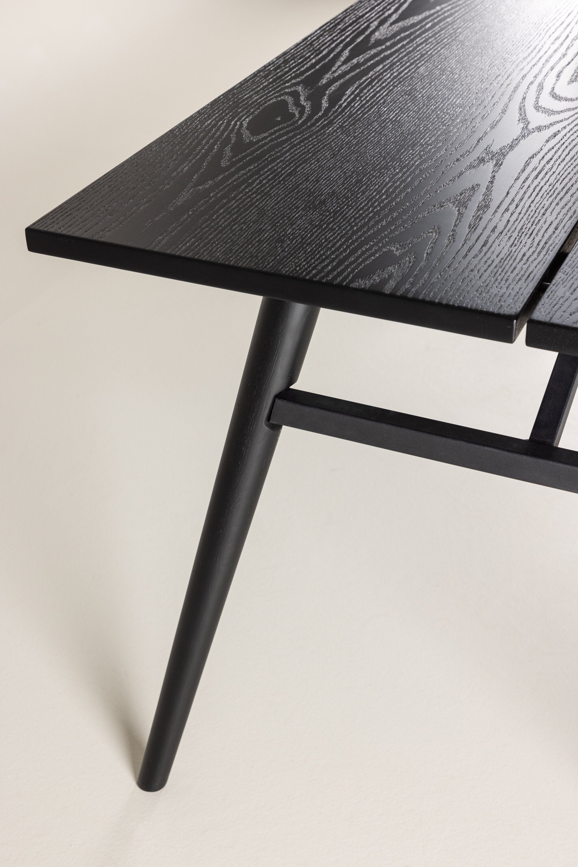 Sleek ausziehbarer Tisch in Schwarz präsentiert im Onlineshop von KAQTU Design AG. Esstisch ist von Venture Home
