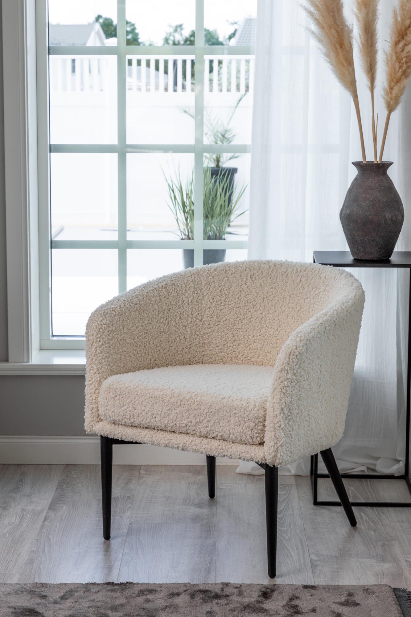 Fluffy Sessel in Weiss präsentiert im Onlineshop von KAQTU Design AG. Sessel mit Armlehnen ist von Venture Home