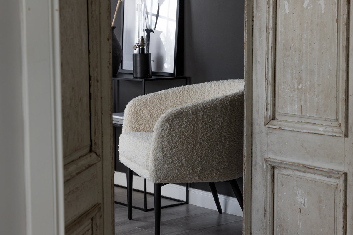 Fluffy Sessel in Weiss präsentiert im Onlineshop von KAQTU Design AG. Sessel mit Armlehnen ist von Venture Home
