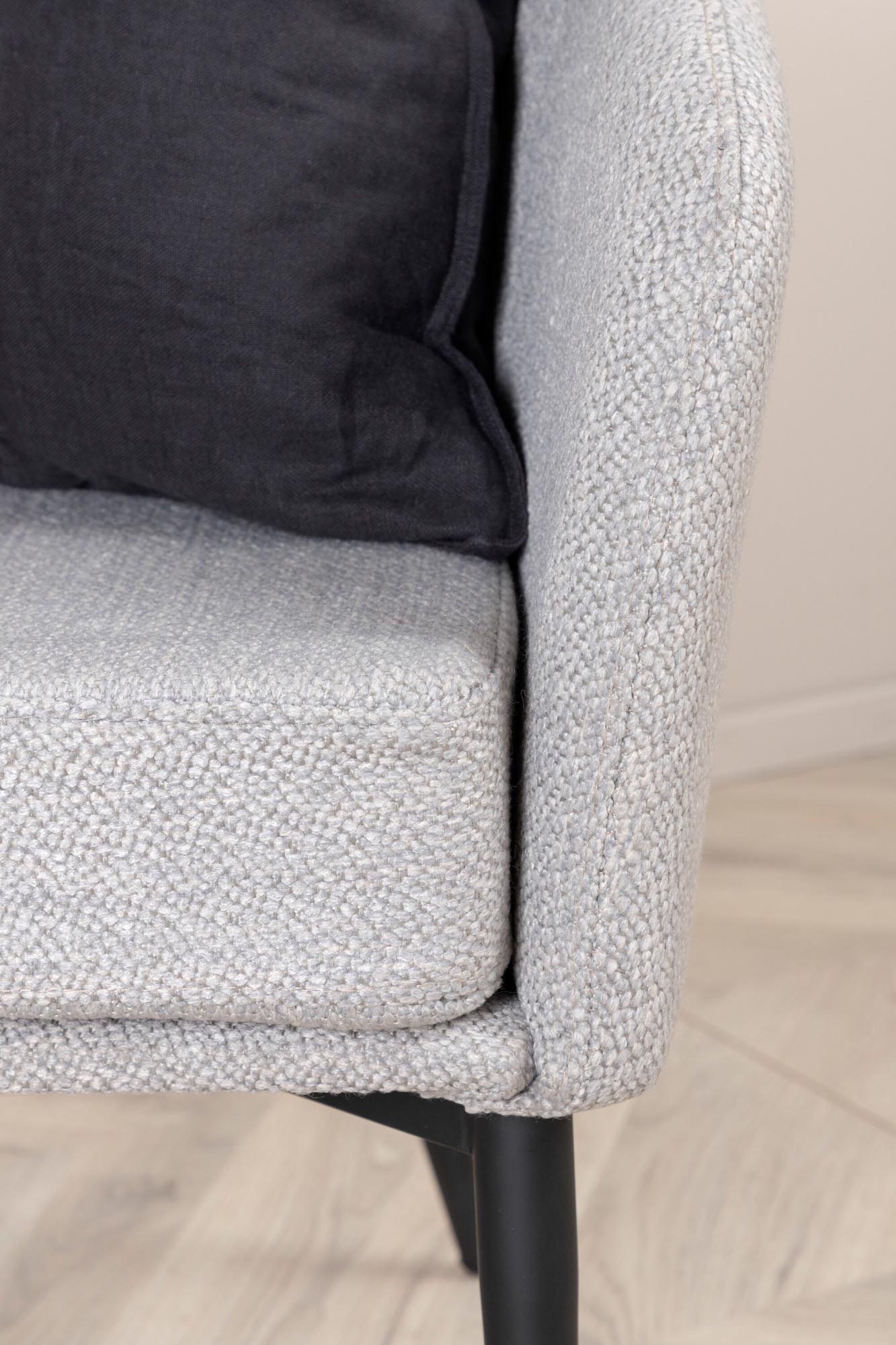 Gemütliches Fluffy Sofa in Schwarz – Ihr Rückzugsort für Ruhe.