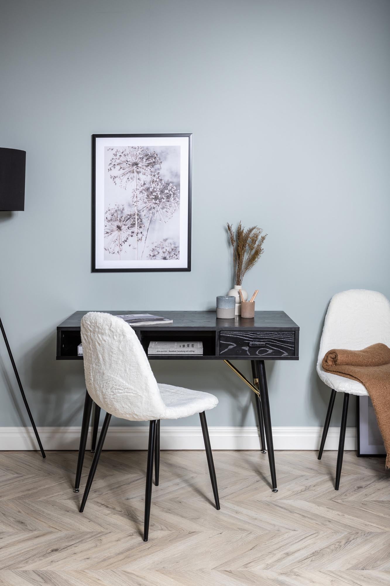 Venture Home's goldfarbener Schreibtisch vereint stilvolles Design und Funktionalität. Robuste Materialien und glamouröse Details machen ihn zum perfekten Arbeitsplatz.