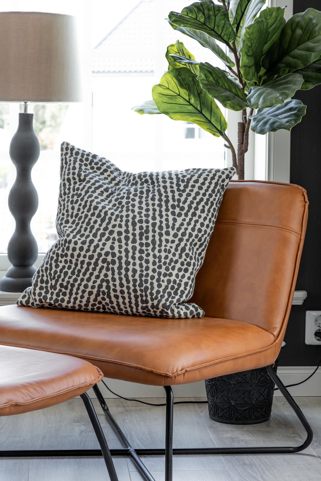 X-Lounge Stuhl in Braun präsentiert im Onlineshop von KAQTU Design AG. Sessel ist von Venture Home