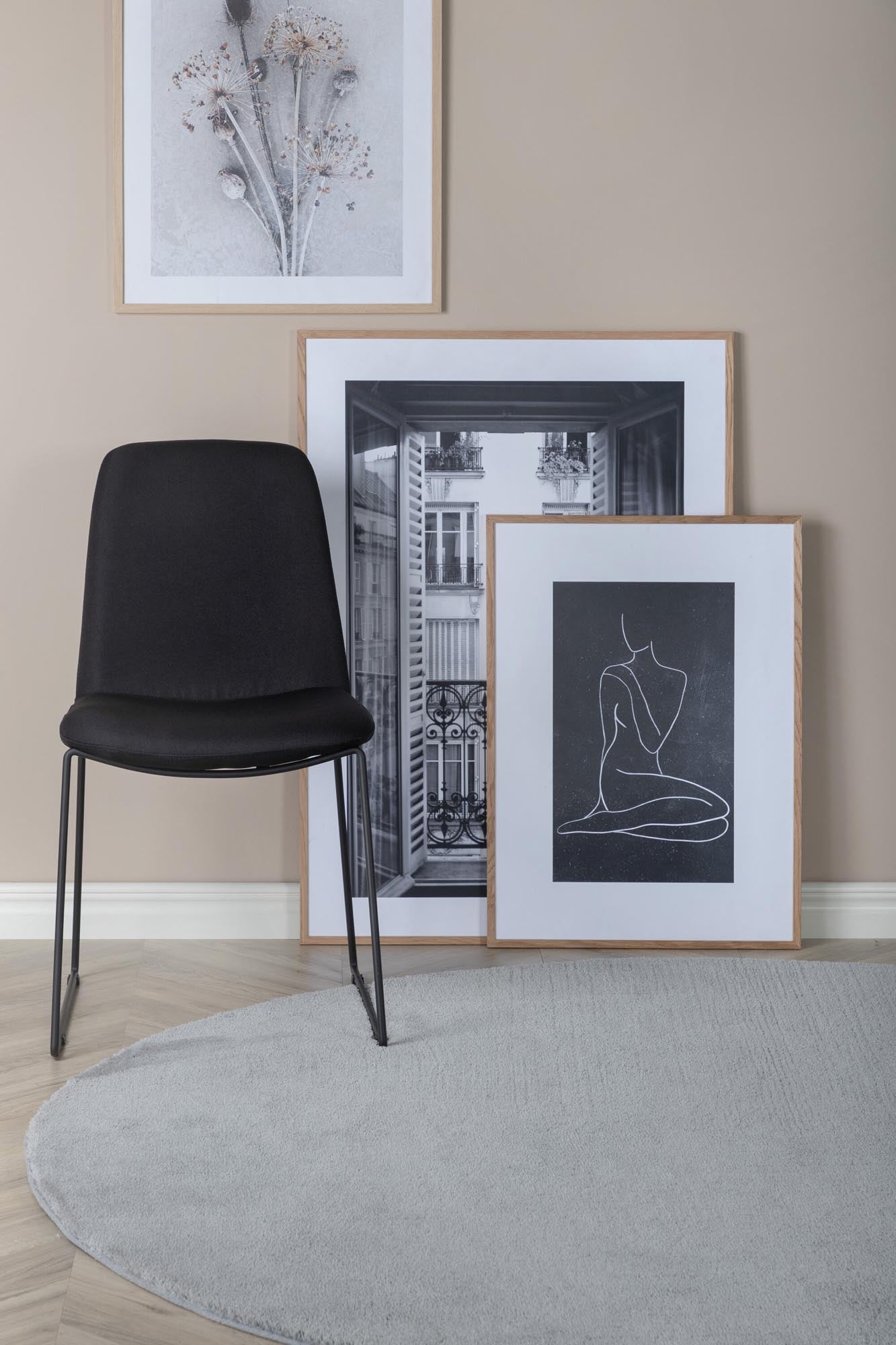 Muce Stuhl von Venture Home: Stilvoller Gartenstuhl aus robustem Metall und weichem Polyester für entspannte Stunden im Freien.