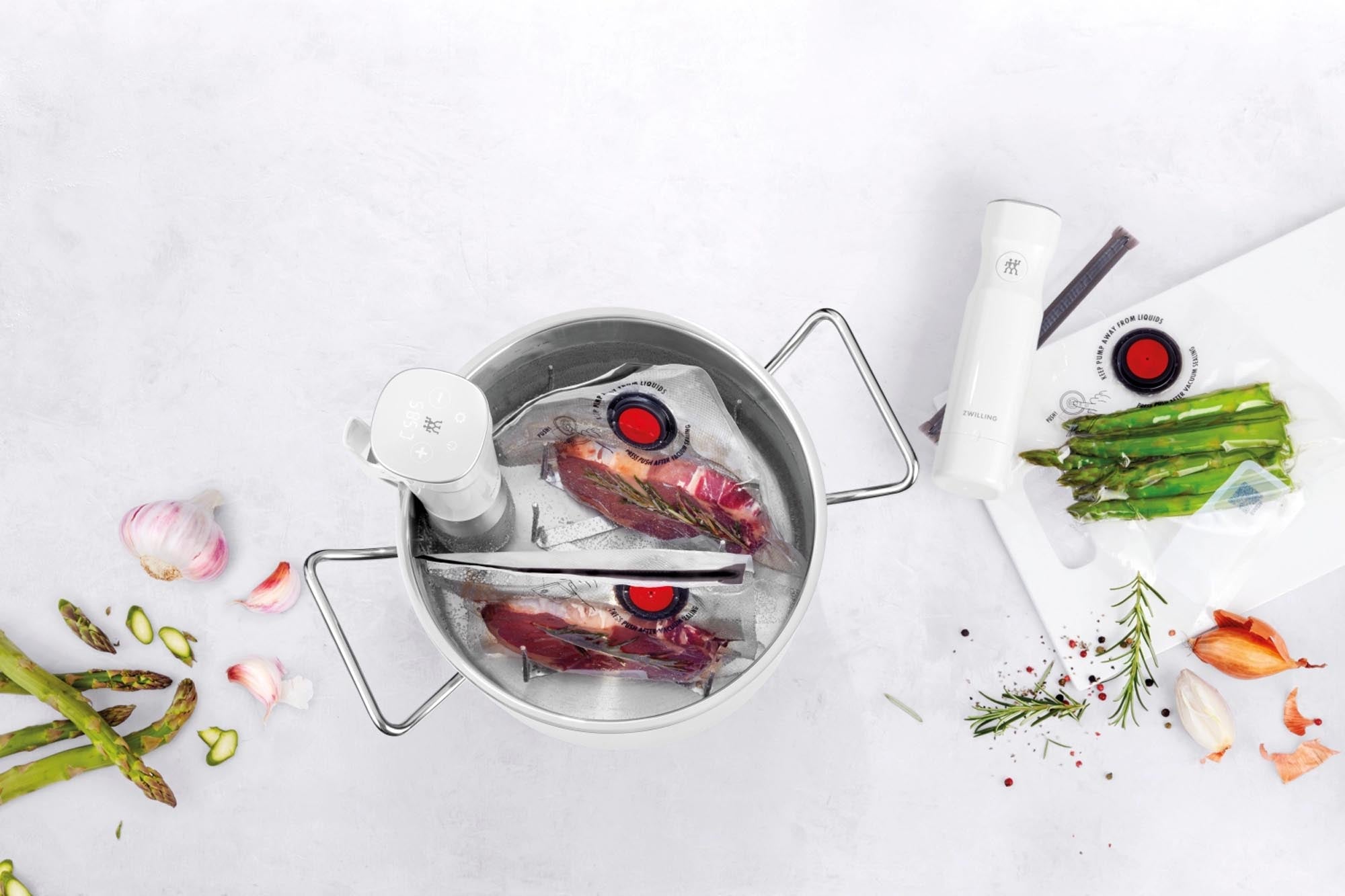 Der Enfinigy Sous-Vide Rack von Zwilling: Flexibel, langlebig, aus Edelstahl, ideal für perfekte Garergebnisse und spülmaschinenfest.