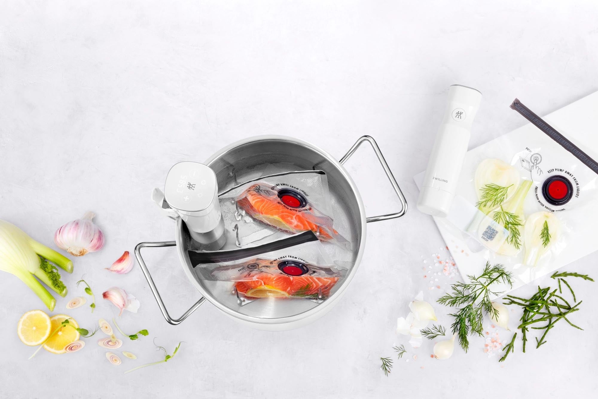 Verstellbares Edelstahl-Rack für präzises Sous-Vide-Garen, 15-47 cm.